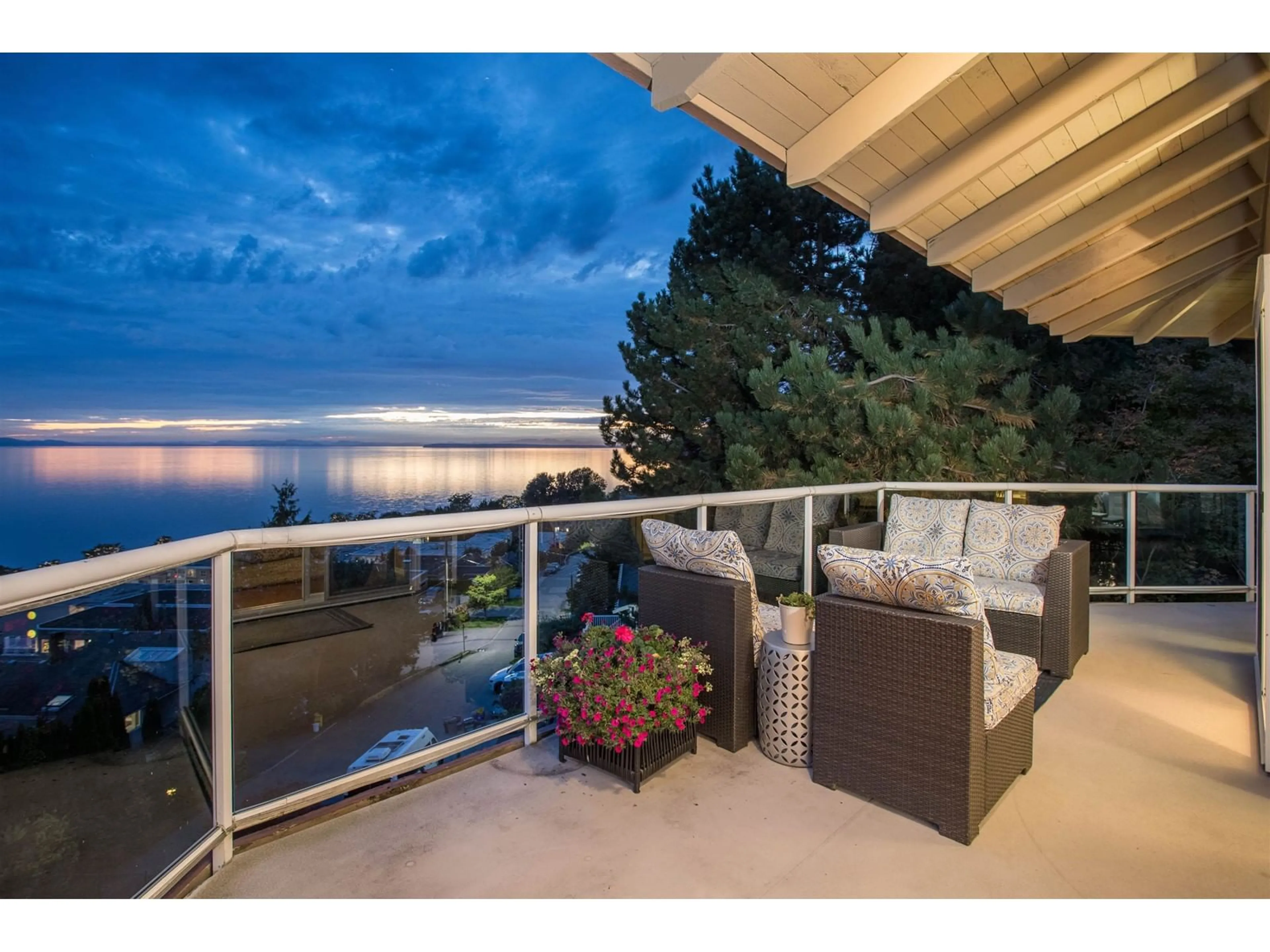 Patio, water/lake/river/ocean view for 503 15025 VICTORIA AVENUE, White Rock British Columbia V4B1G2