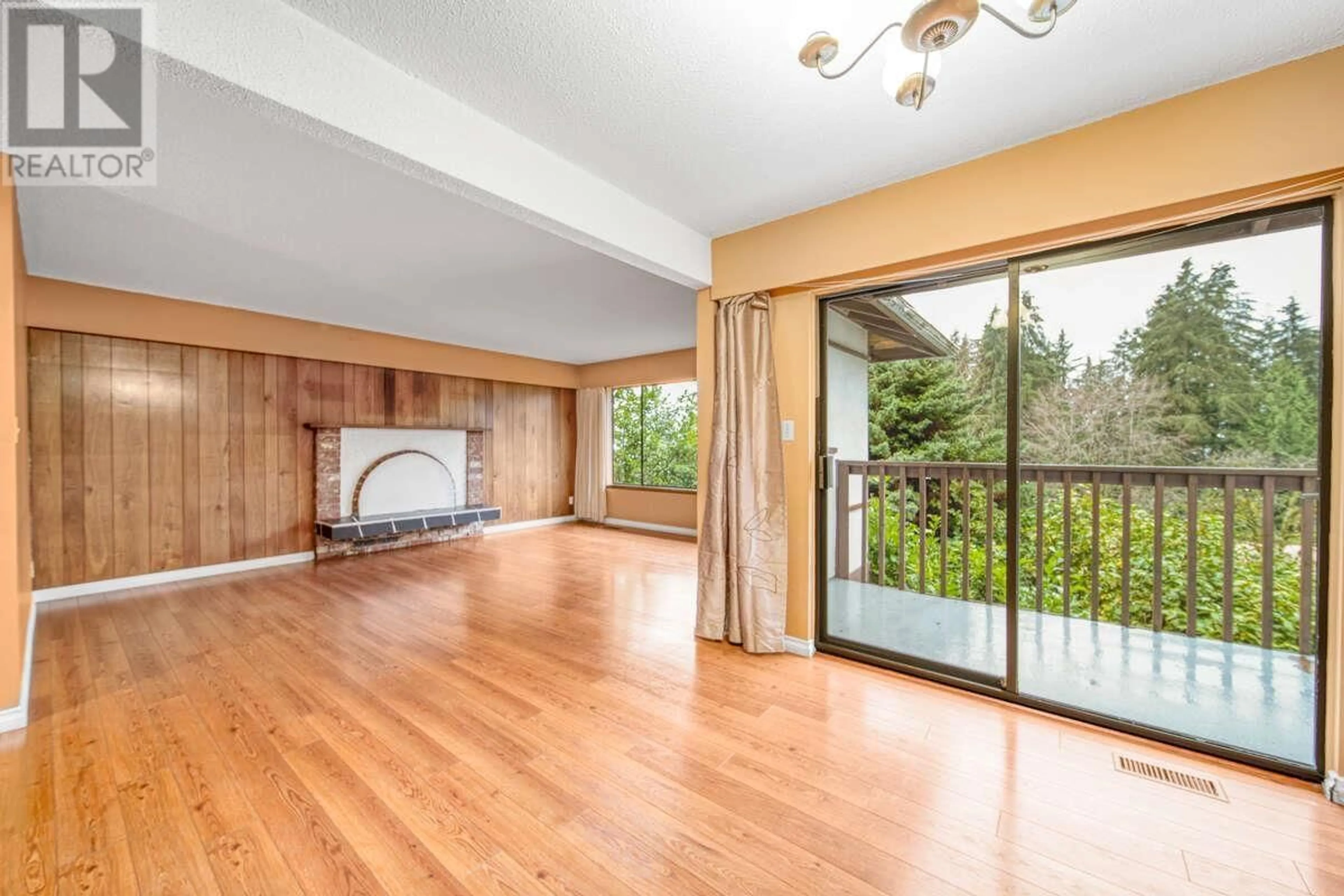 Indoor foyer for 692 ALPINE COURT, North Vancouver British Columbia V7R2L8