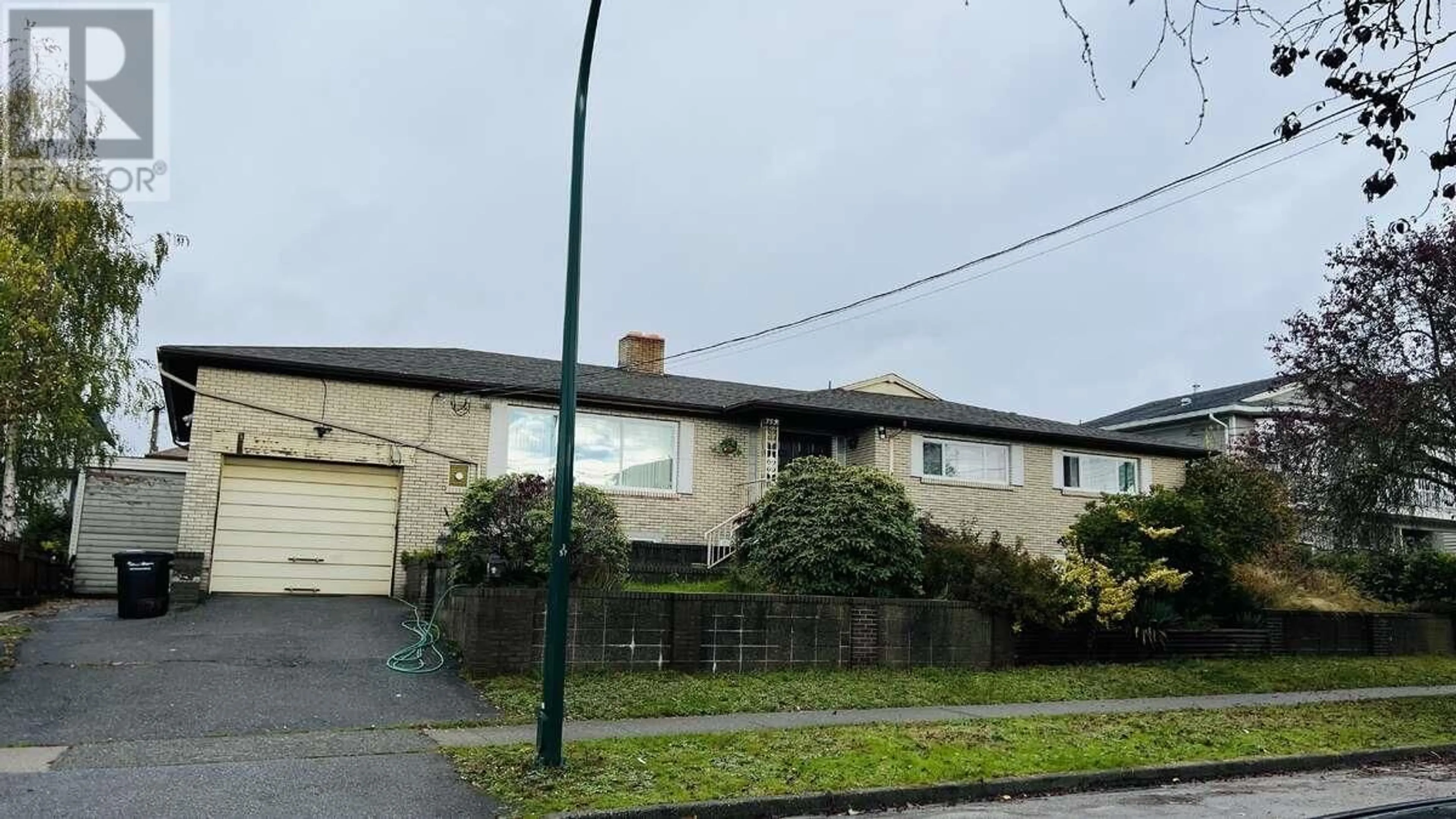 A pic from outside/outdoor area/front of a property/back of a property/a pic from drone, street for 753 E 55TH AVENUE, Vancouver British Columbia V5X1N8