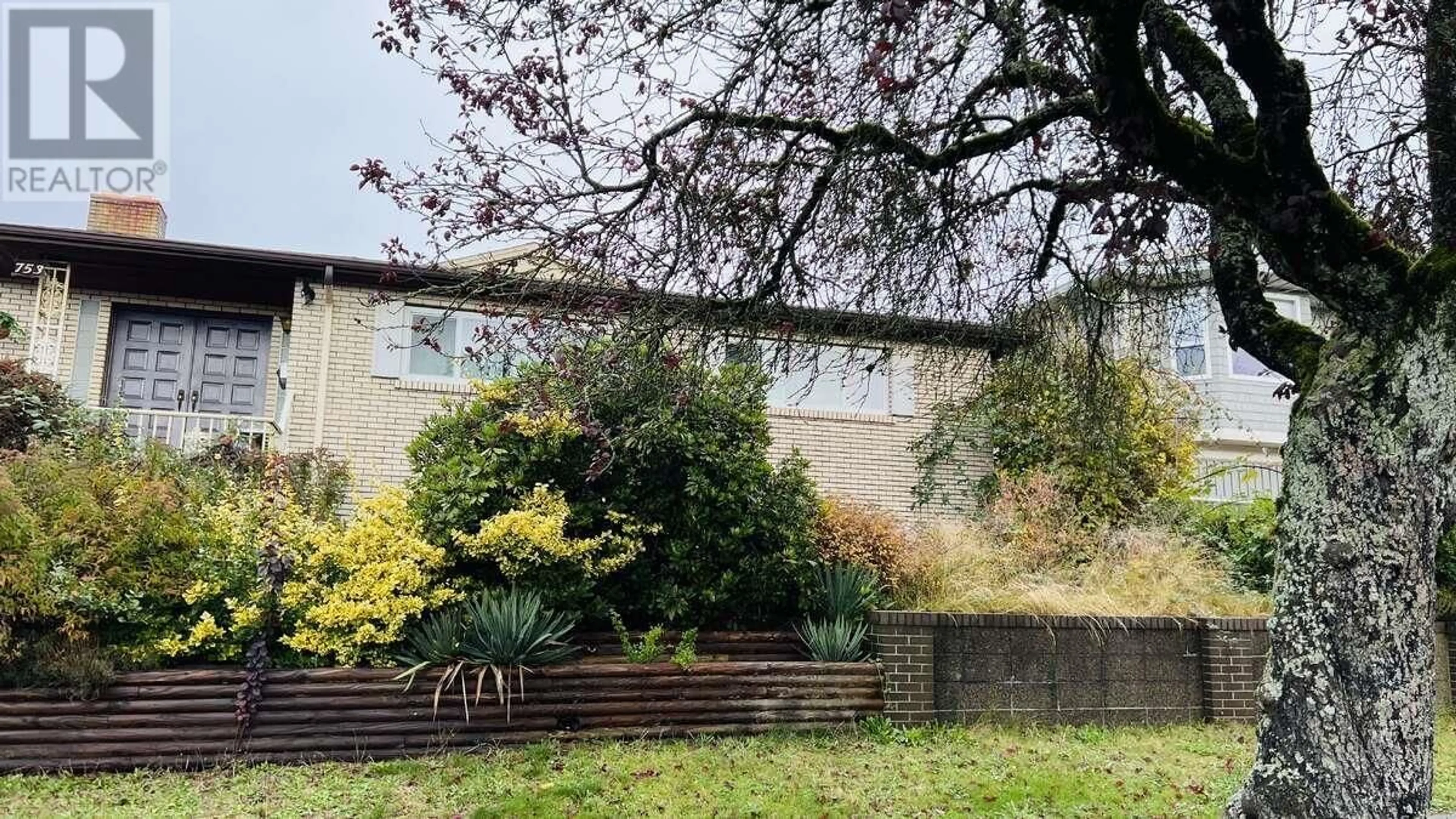 A pic from outside/outdoor area/front of a property/back of a property/a pic from drone, building for 753 E 55TH AVENUE, Vancouver British Columbia V5X1N8