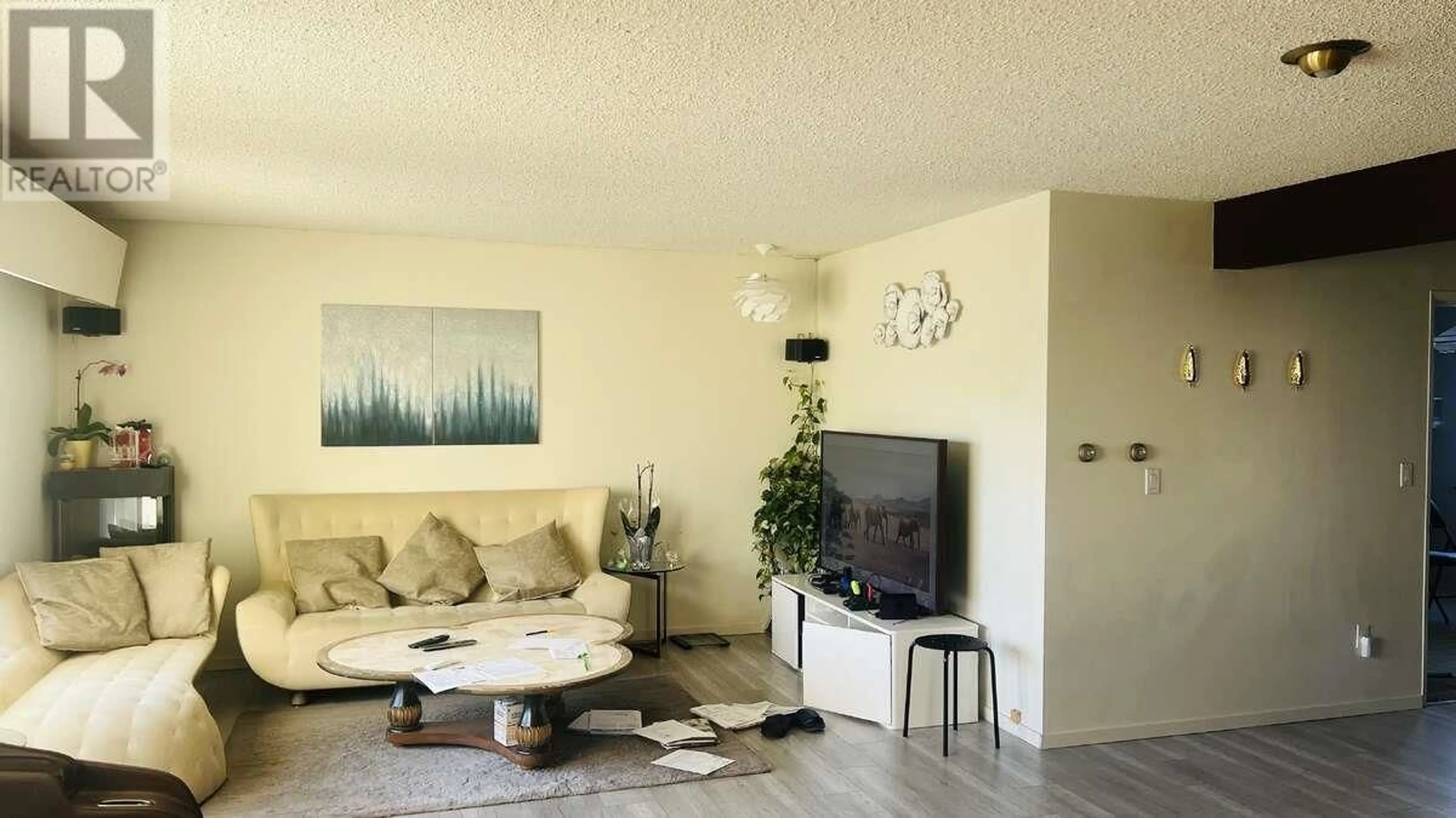 Living room with furniture, wood/laminate floor for 753 E 55TH AVENUE, Vancouver British Columbia V5X1N8