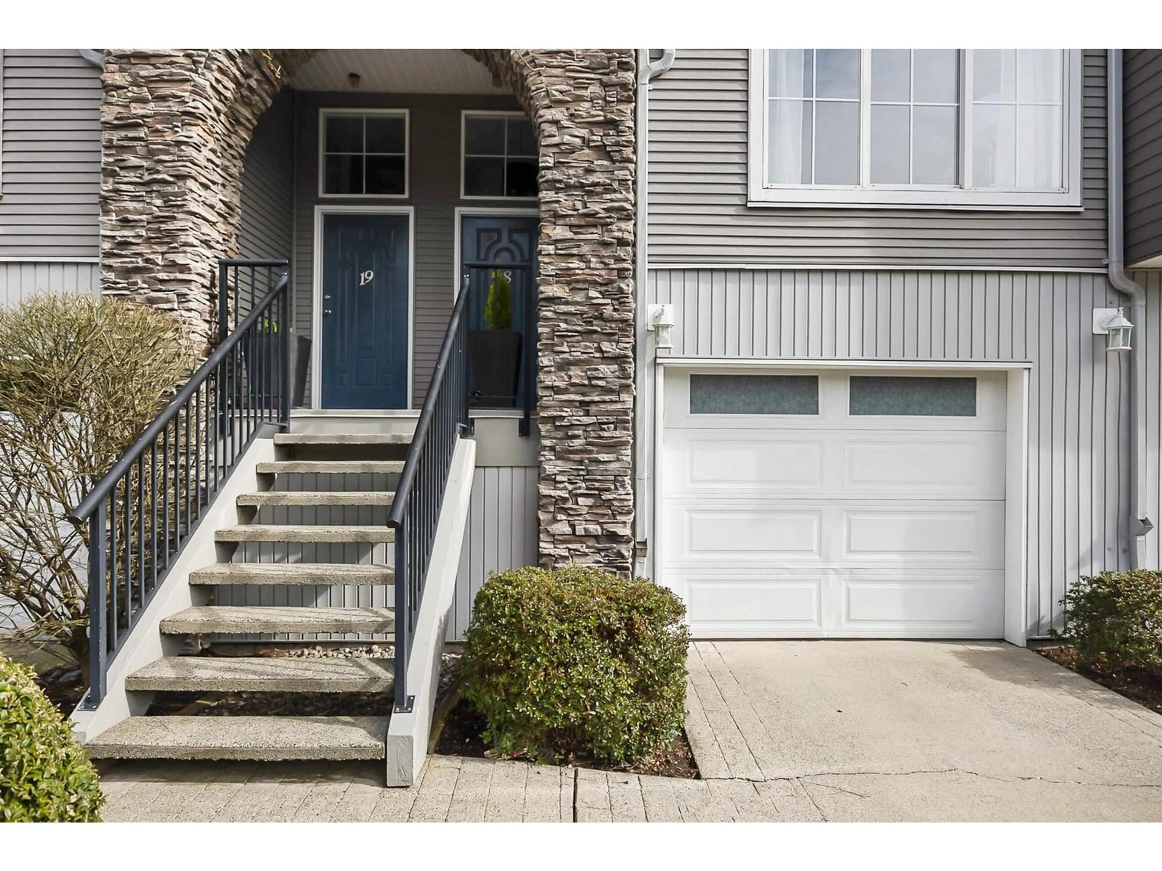 Indoor entryway for 18 8881 WALTERS STREET|Chilliwack Proper, Chilliwack British Columbia V2P8E9