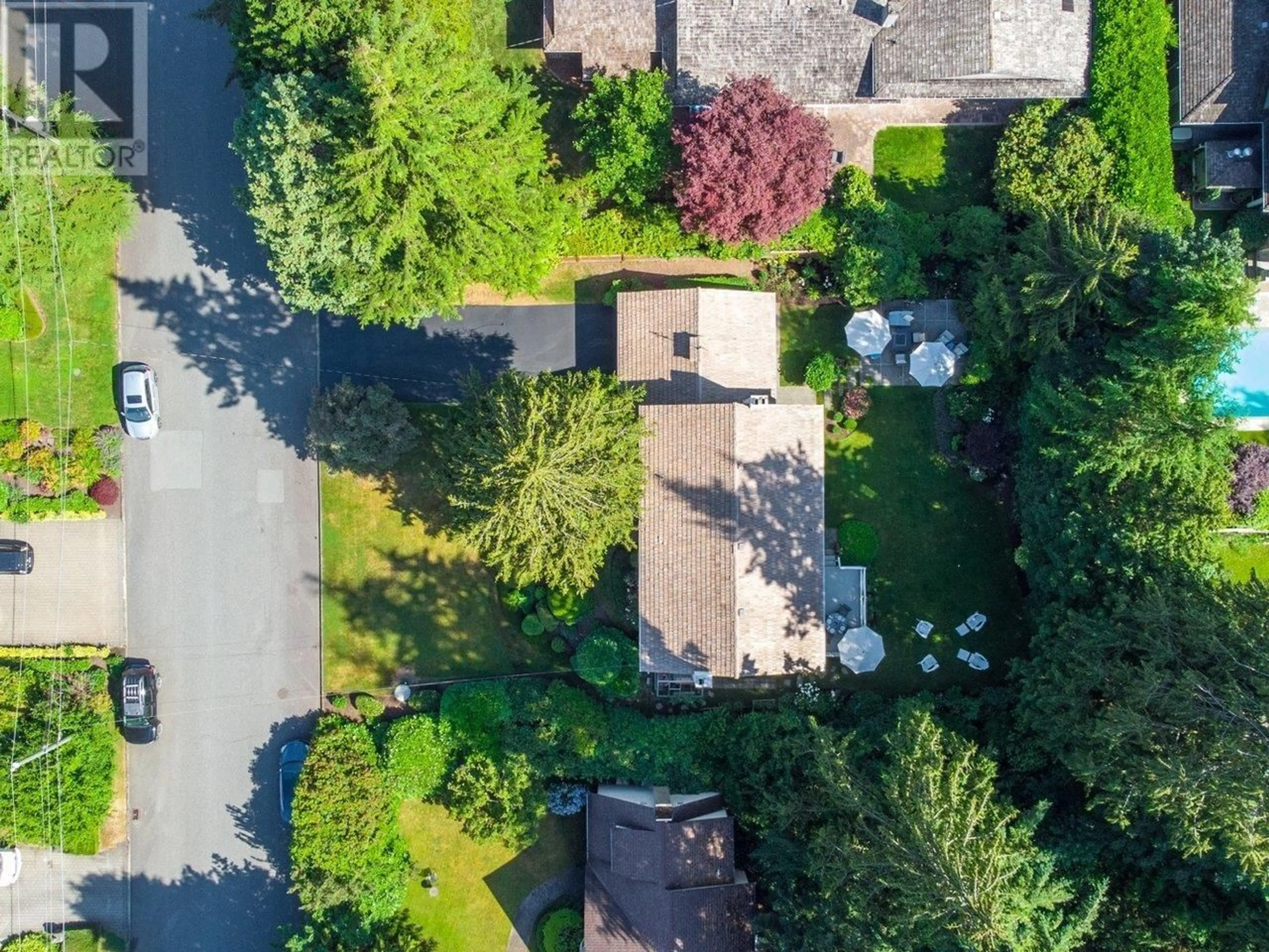 A pic from outside/outdoor area/front of a property/back of a property/a pic from drone, street for 840 MARGAREE PLACE, West Vancouver British Columbia V7T2J4