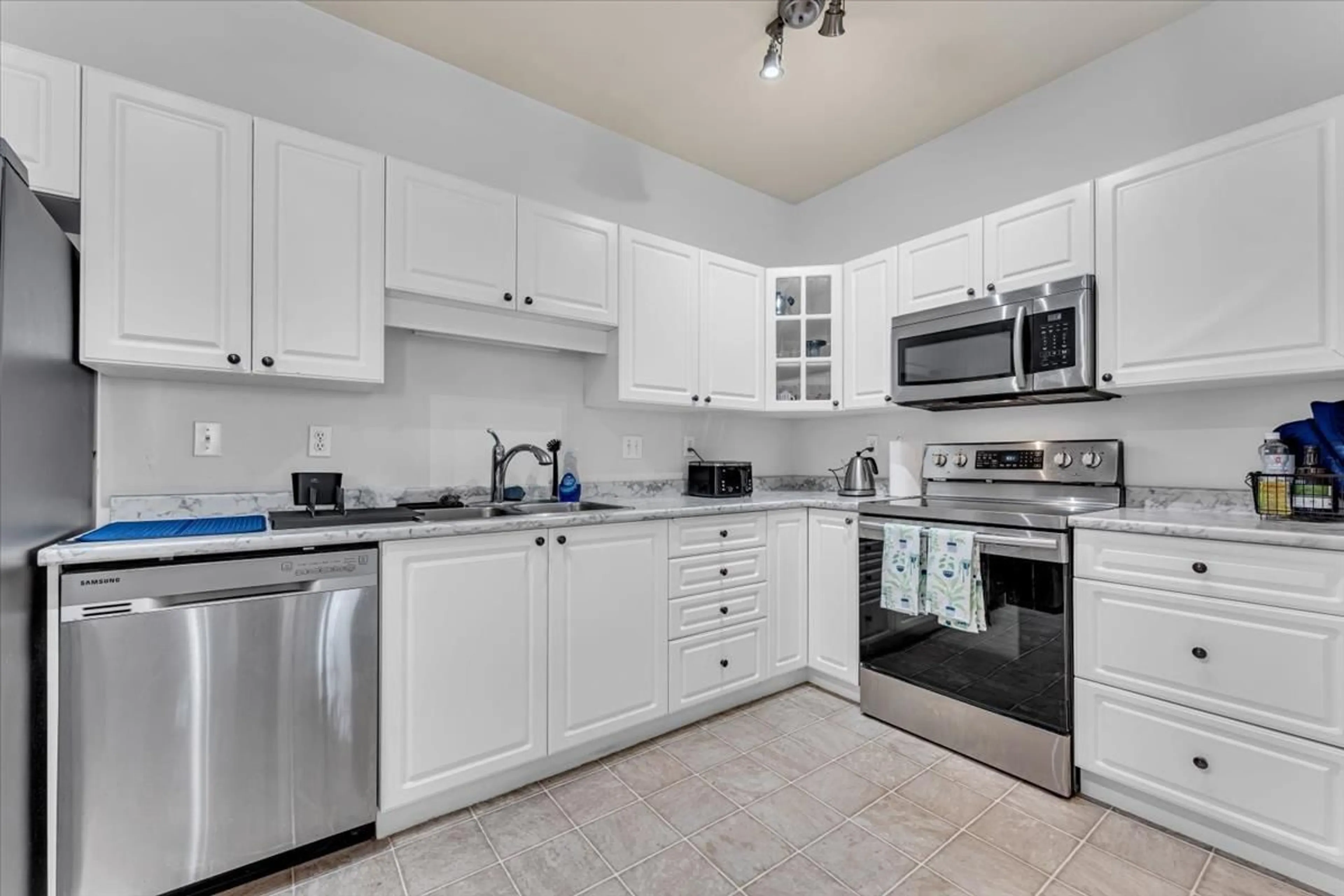 Standard kitchen, ceramic/tile floor for 115 5677 208 STREET, Langley British Columbia V3A8J5