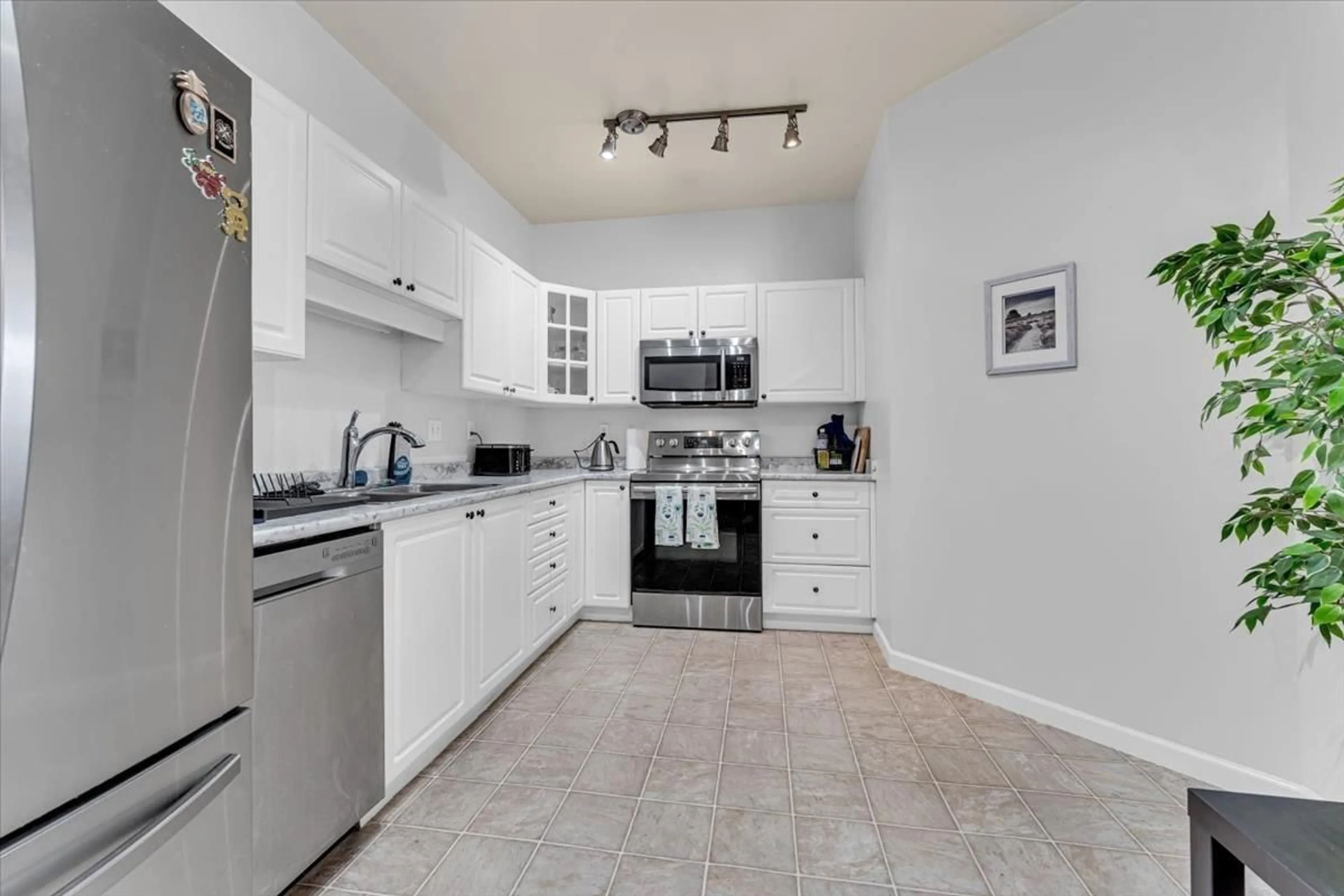 Standard kitchen, ceramic/tile floor for 115 5677 208 STREET, Langley British Columbia V3A8J5