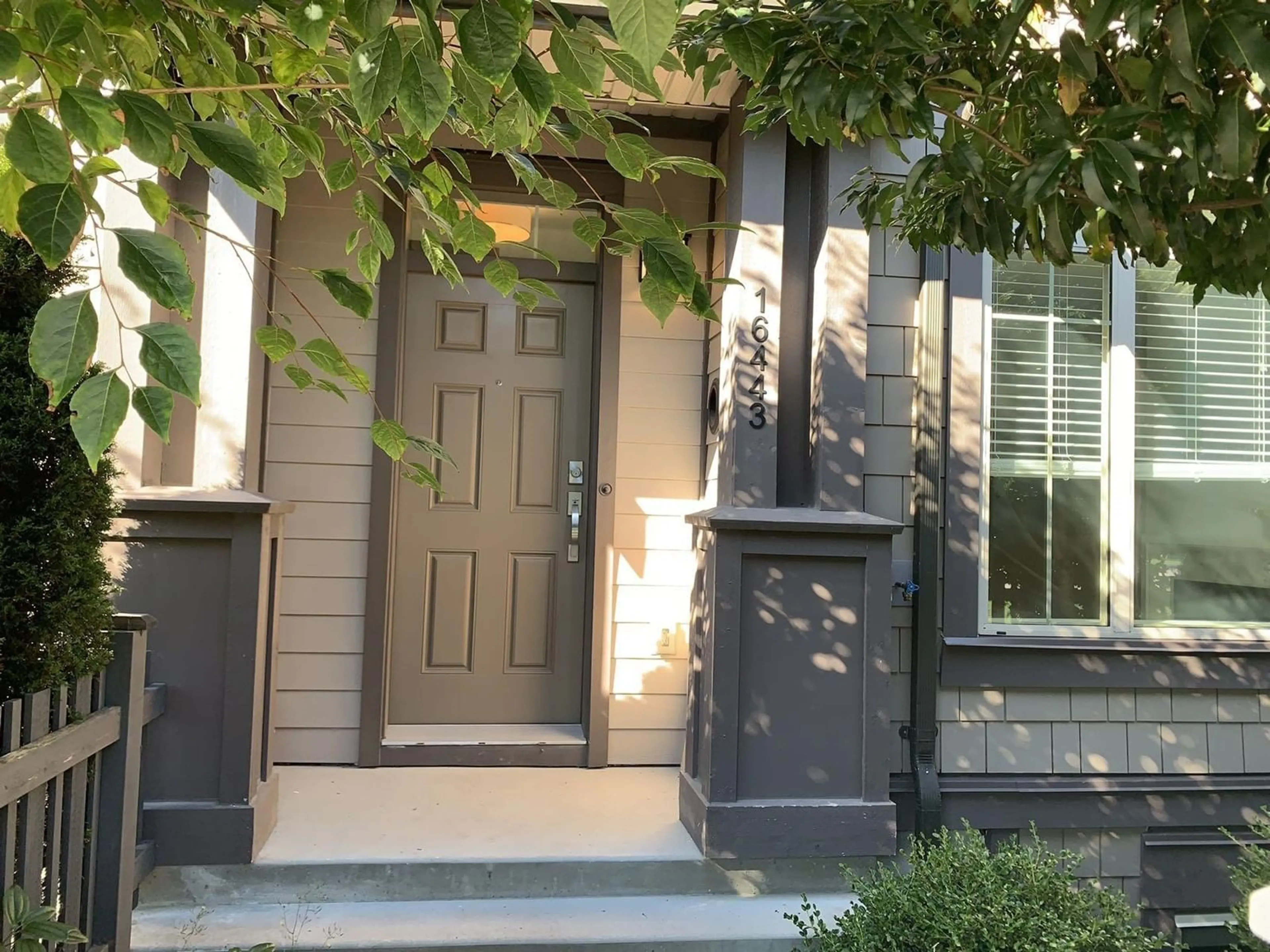 Indoor entryway for 16443 24, Surrey British Columbia V3Z9V8