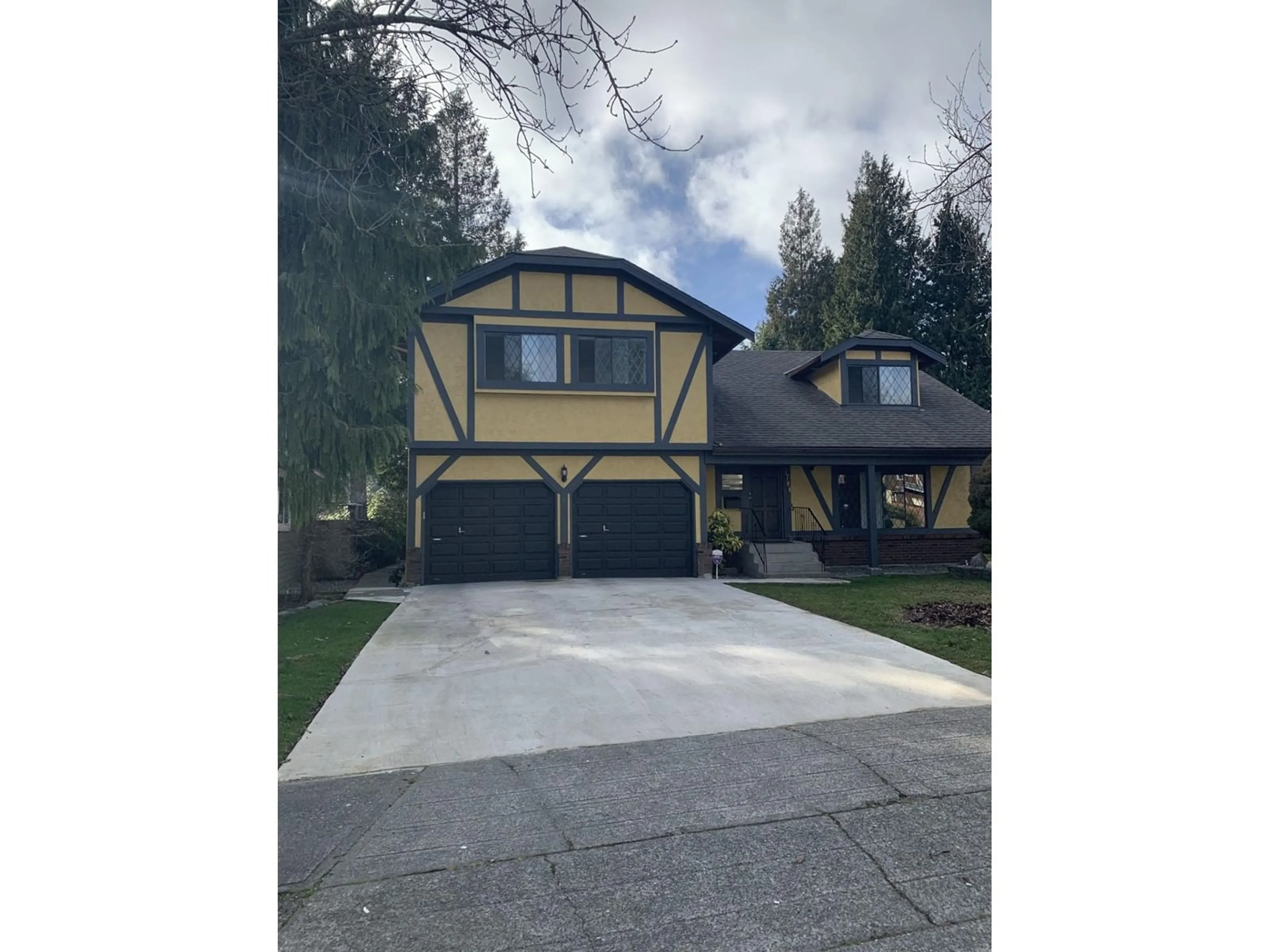 Home with vinyl exterior material, street for 1781 SOUTHMERE CRESCENT, Surrey British Columbia V4A6P7