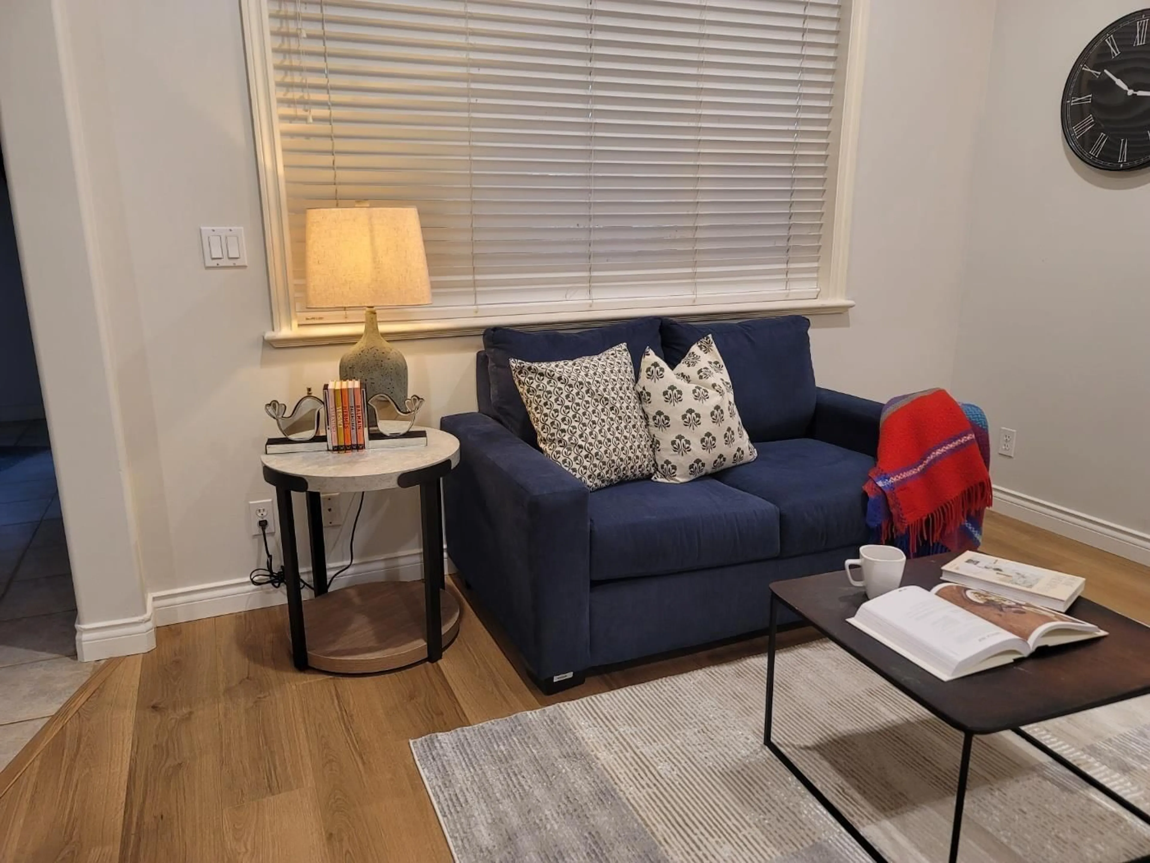 Living room with furniture, wood/laminate floor for 10861 165, Surrey British Columbia V4N5B6