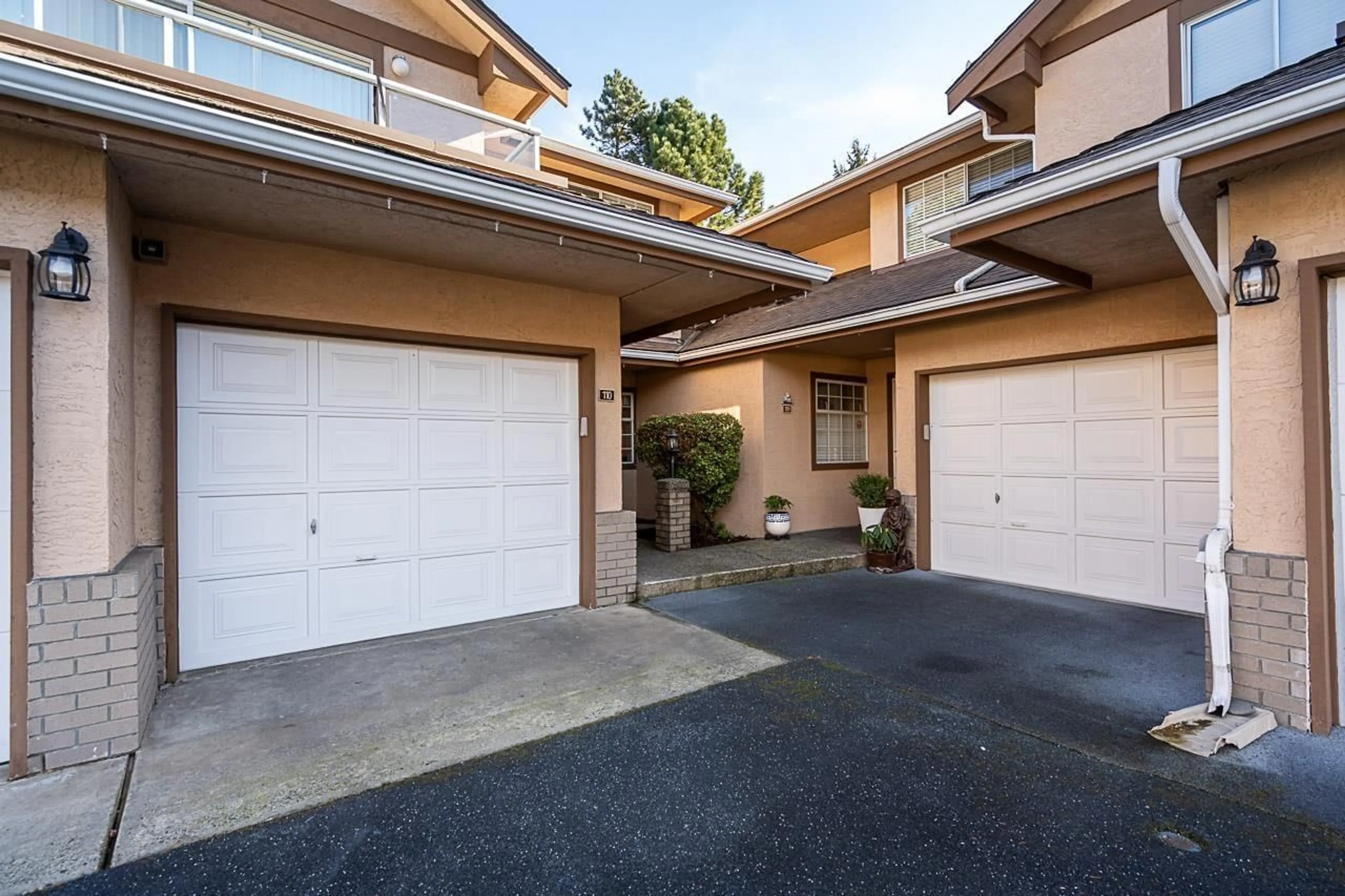 Indoor garage for 110 14861 98 AVENUE, Surrey British Columbia V3R9Z8