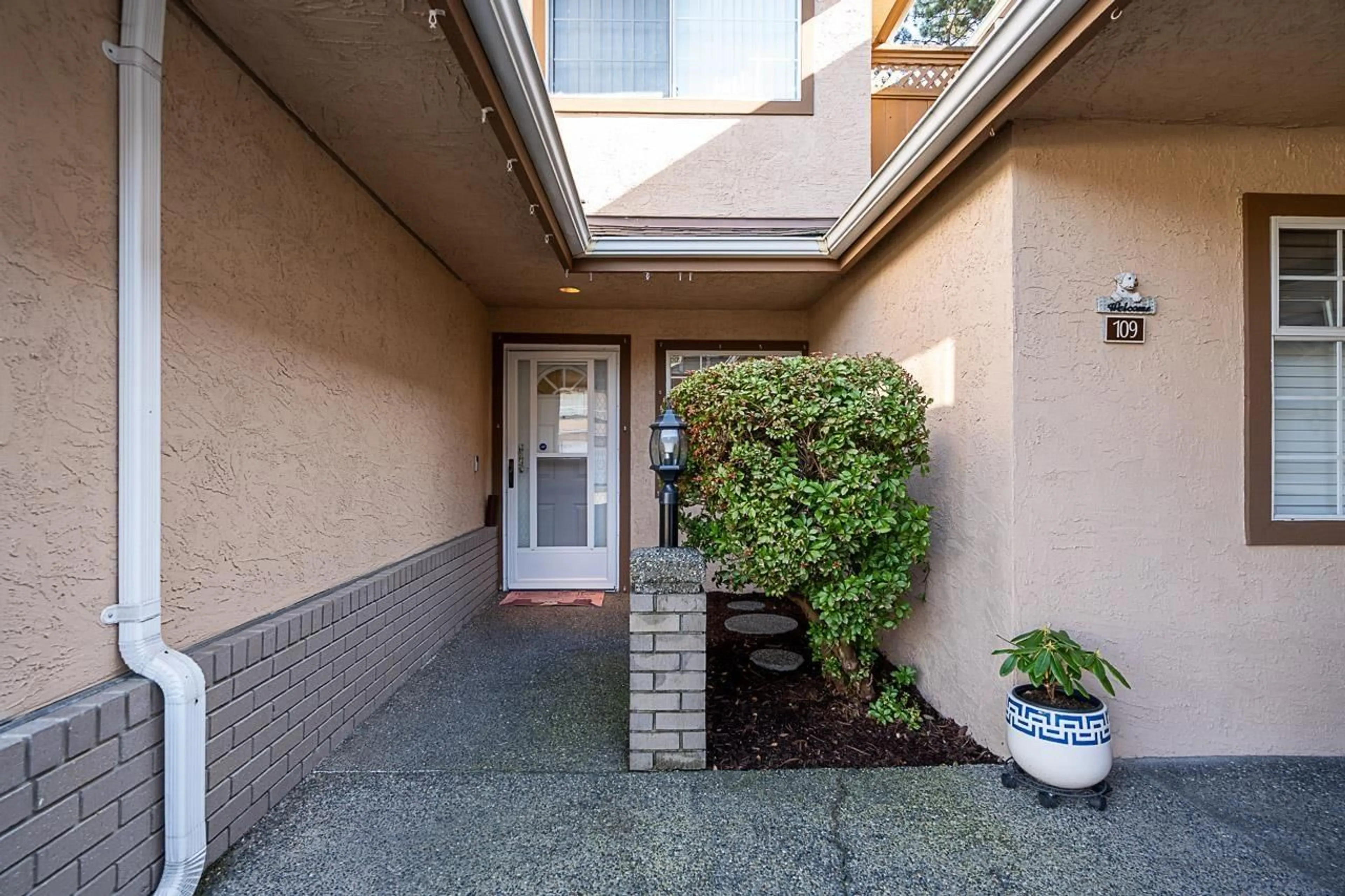 Indoor entryway for 110 14861 98 AVENUE, Surrey British Columbia V3R9Z8