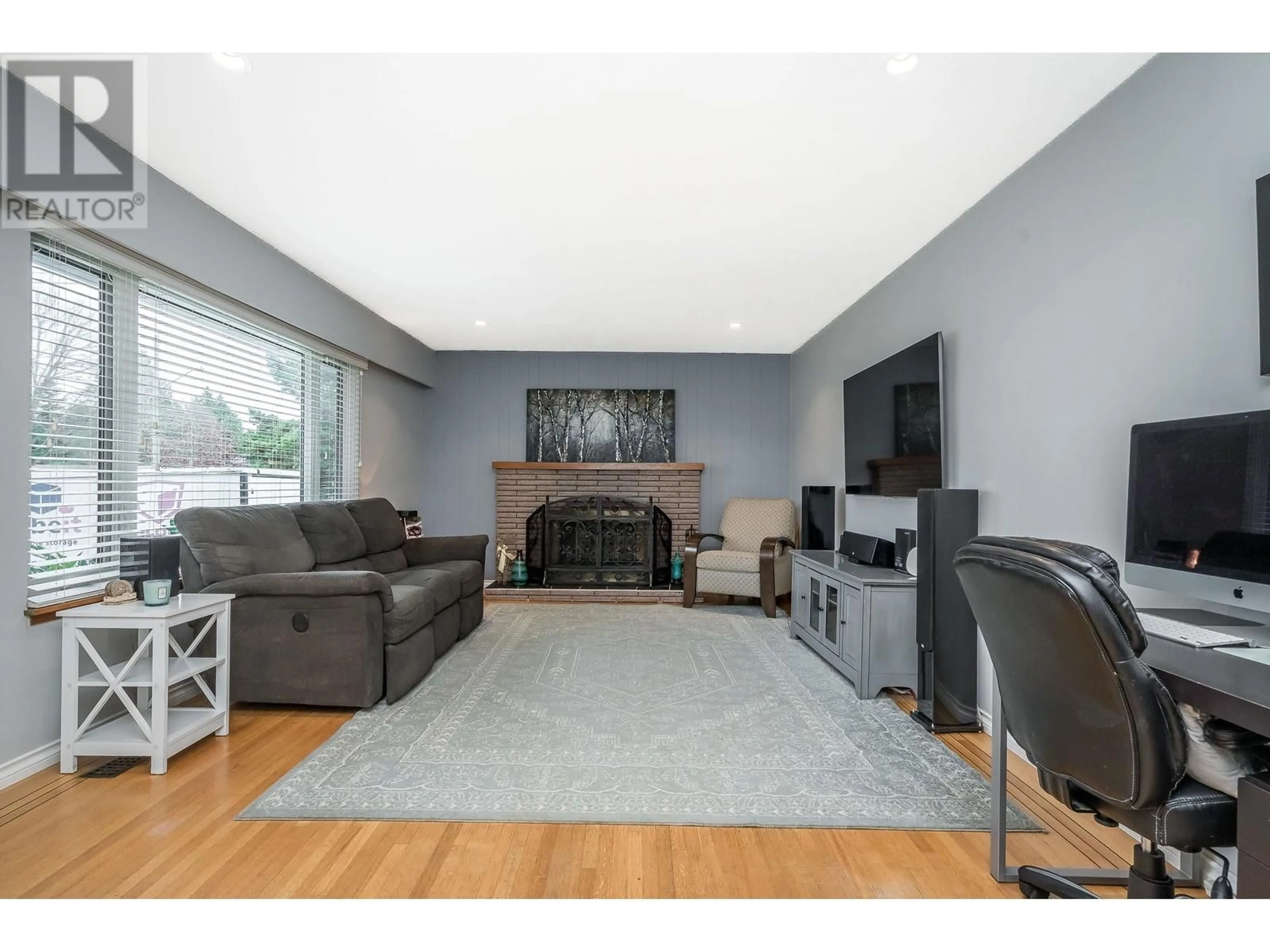 Living room with furniture, wood/laminate floor for 1179 BAYVIEW DRIVE, Delta British Columbia V4M2R8