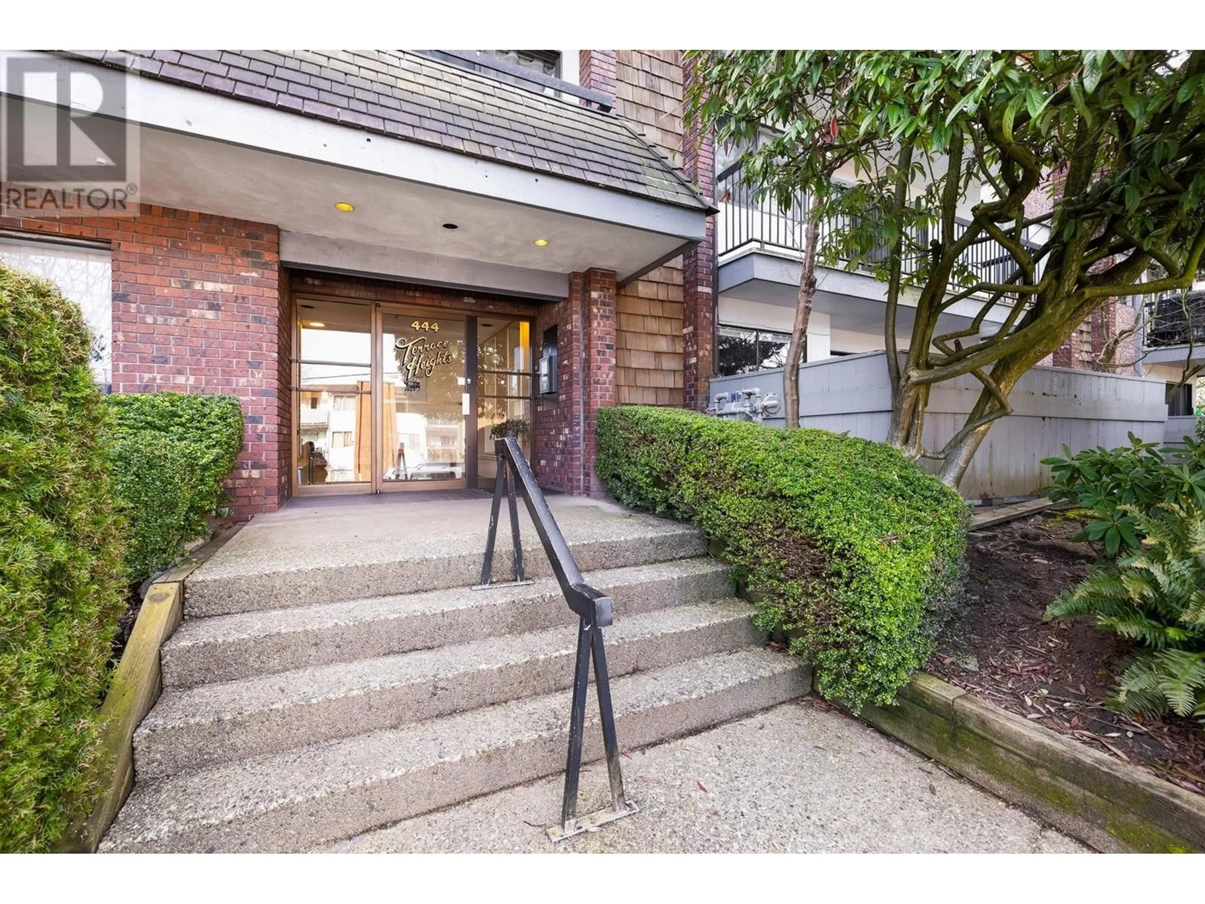 Indoor foyer for 207 444 E 6TH AVENUE, Vancouver British Columbia V5T1K6