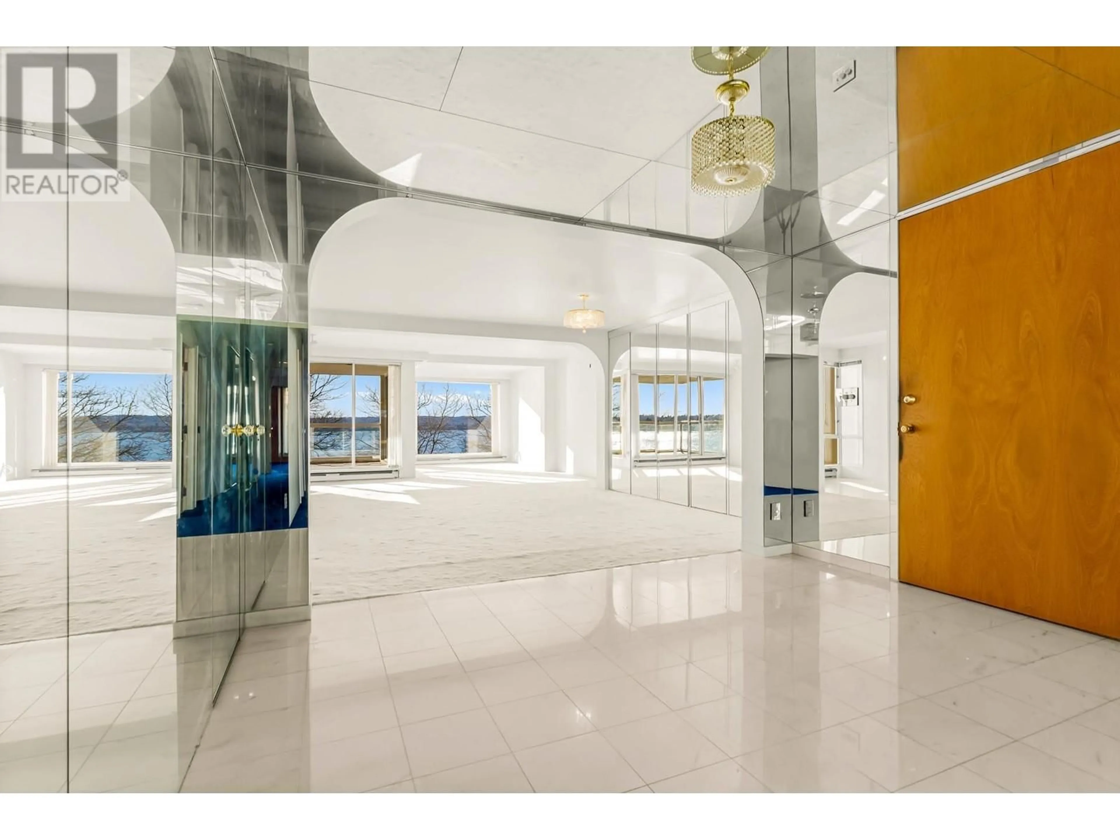 Indoor foyer for 301 2015 BEACH AVENUE, Vancouver British Columbia V6G1Z3