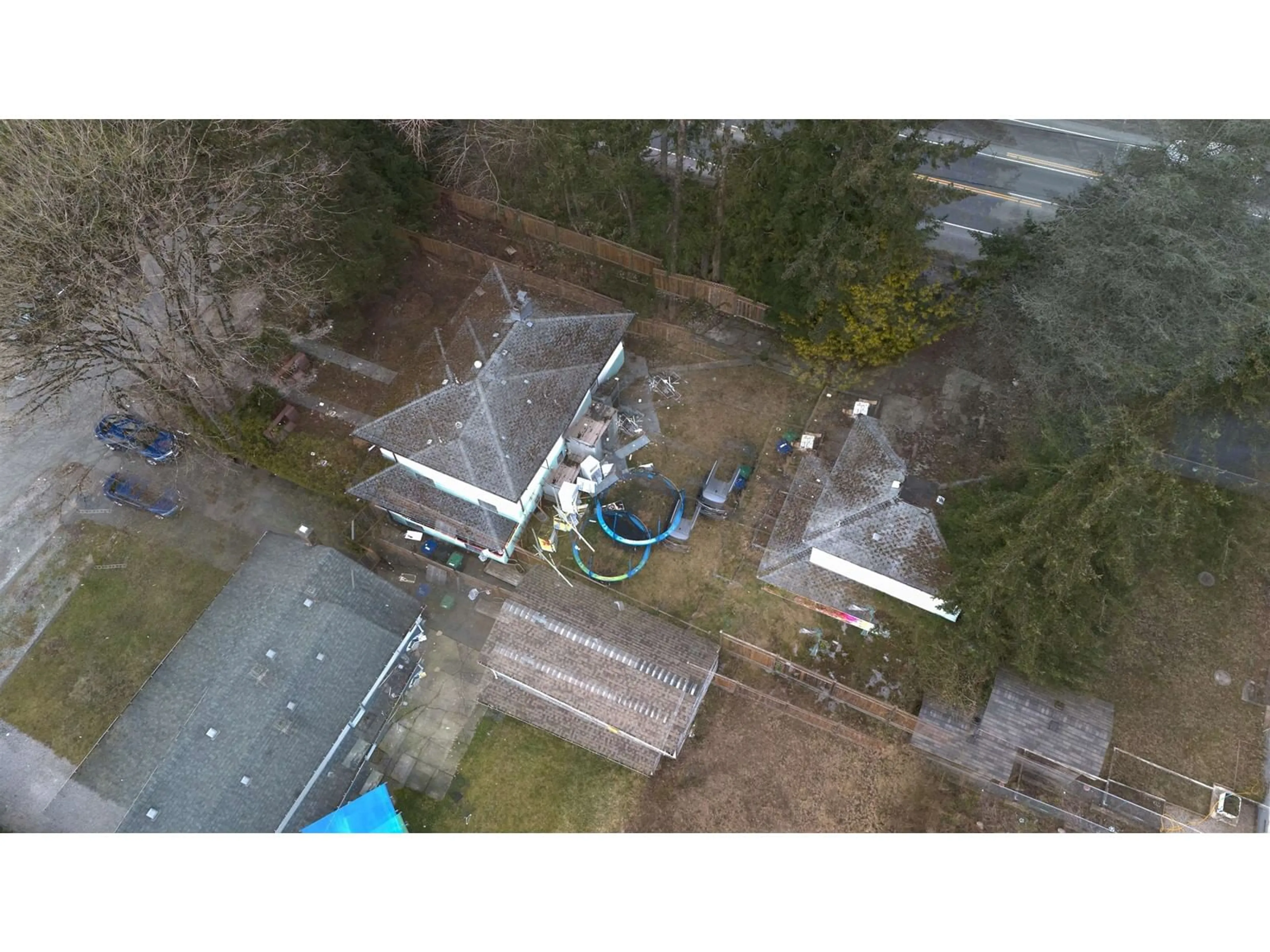 A pic from outside/outdoor area/front of a property/back of a property/a pic from drone, building for 10386 126 STREET, Surrey British Columbia V3V5E9