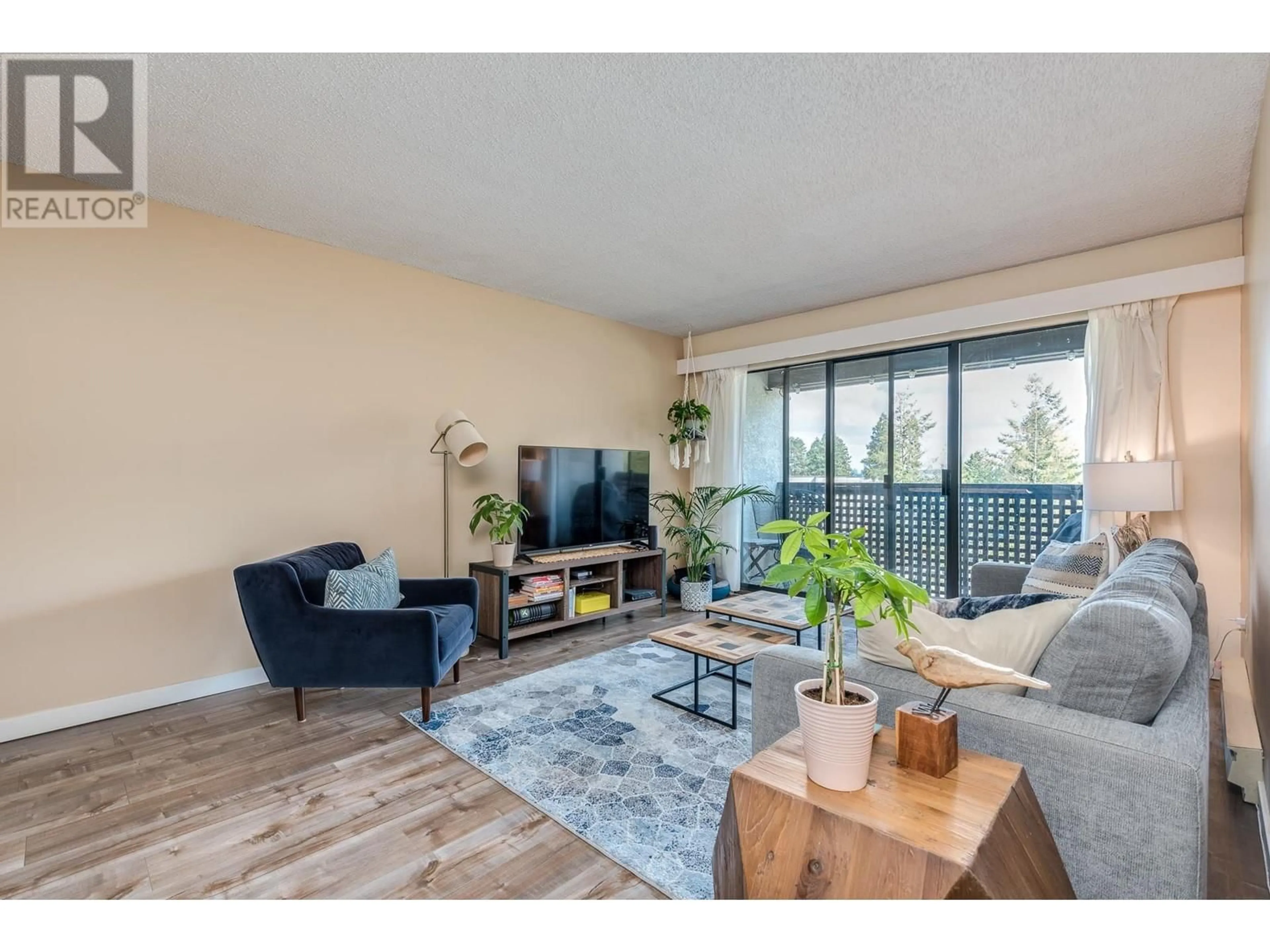 Living room with furniture, wood/laminate floor for 409 - 340 GINGER DRIVE, New Westminster British Columbia V3L5L7