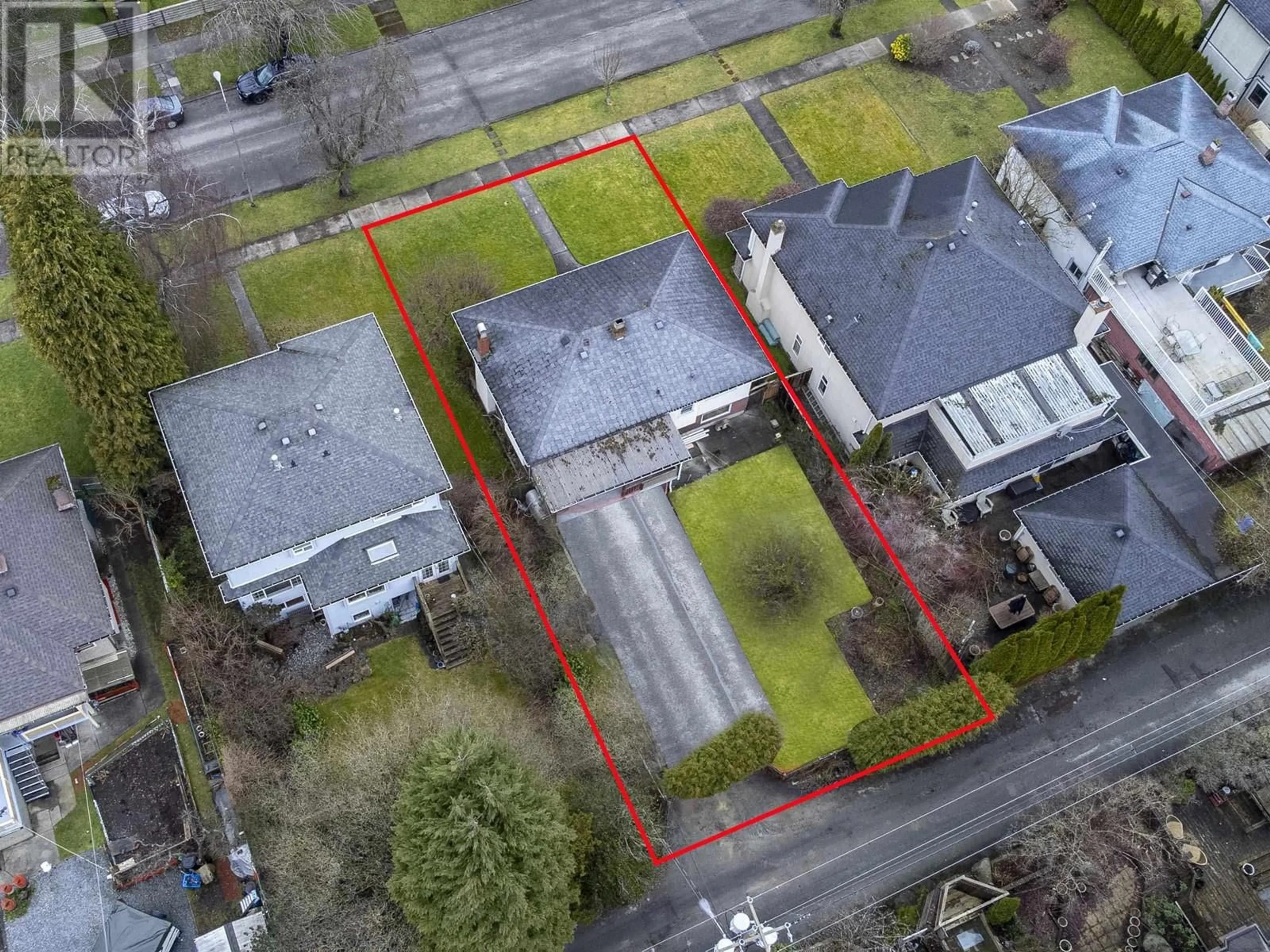 A pic from outside/outdoor area/front of a property/back of a property/a pic from drone, street for 3870 3RD AVENUE, Vancouver British Columbia V6R1M4