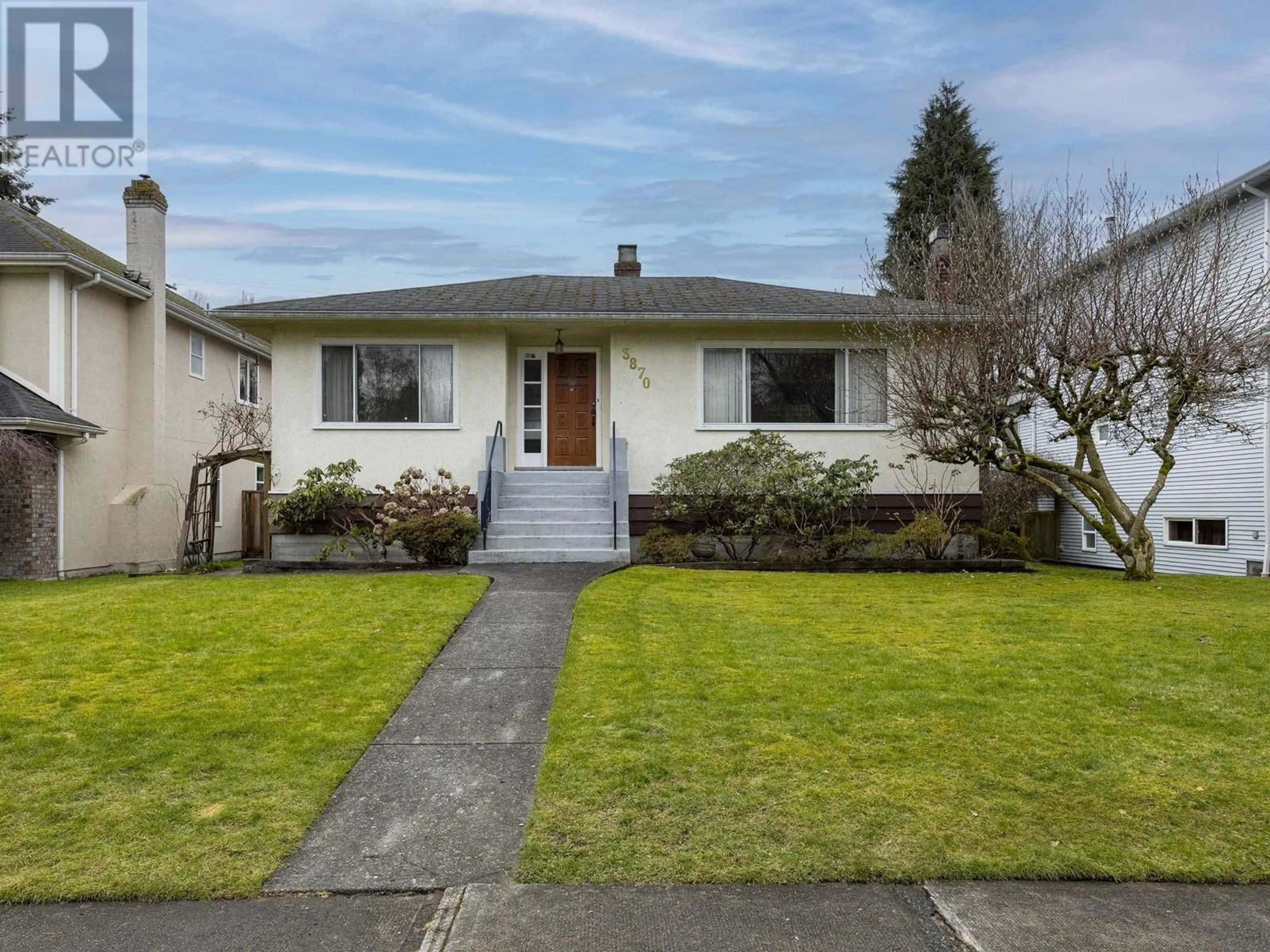 Home with vinyl exterior material, street for 3870 3RD AVENUE, Vancouver British Columbia V6R1M4