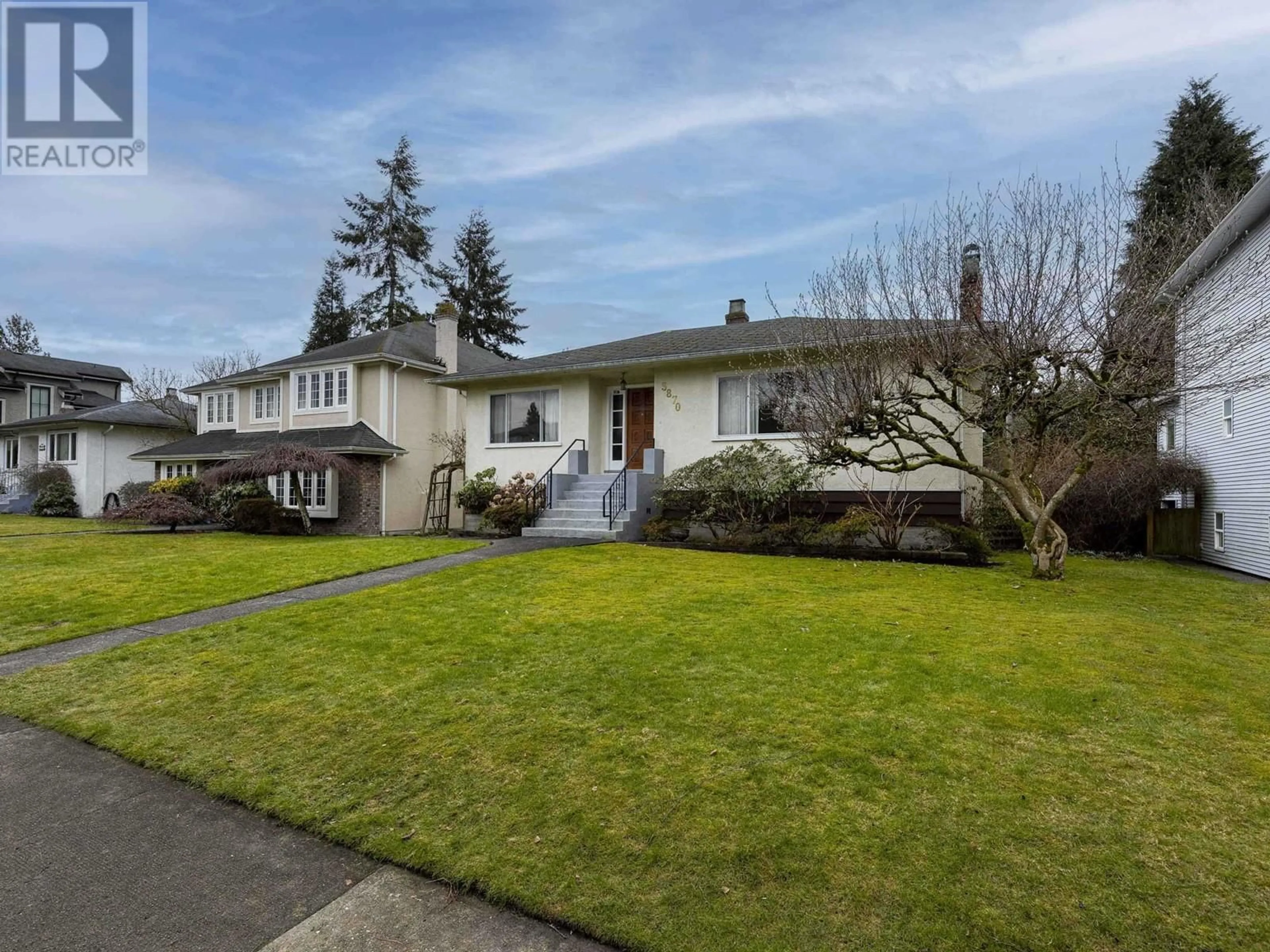 Home with vinyl exterior material, street for 3870 3RD AVENUE, Vancouver British Columbia V6R1M4