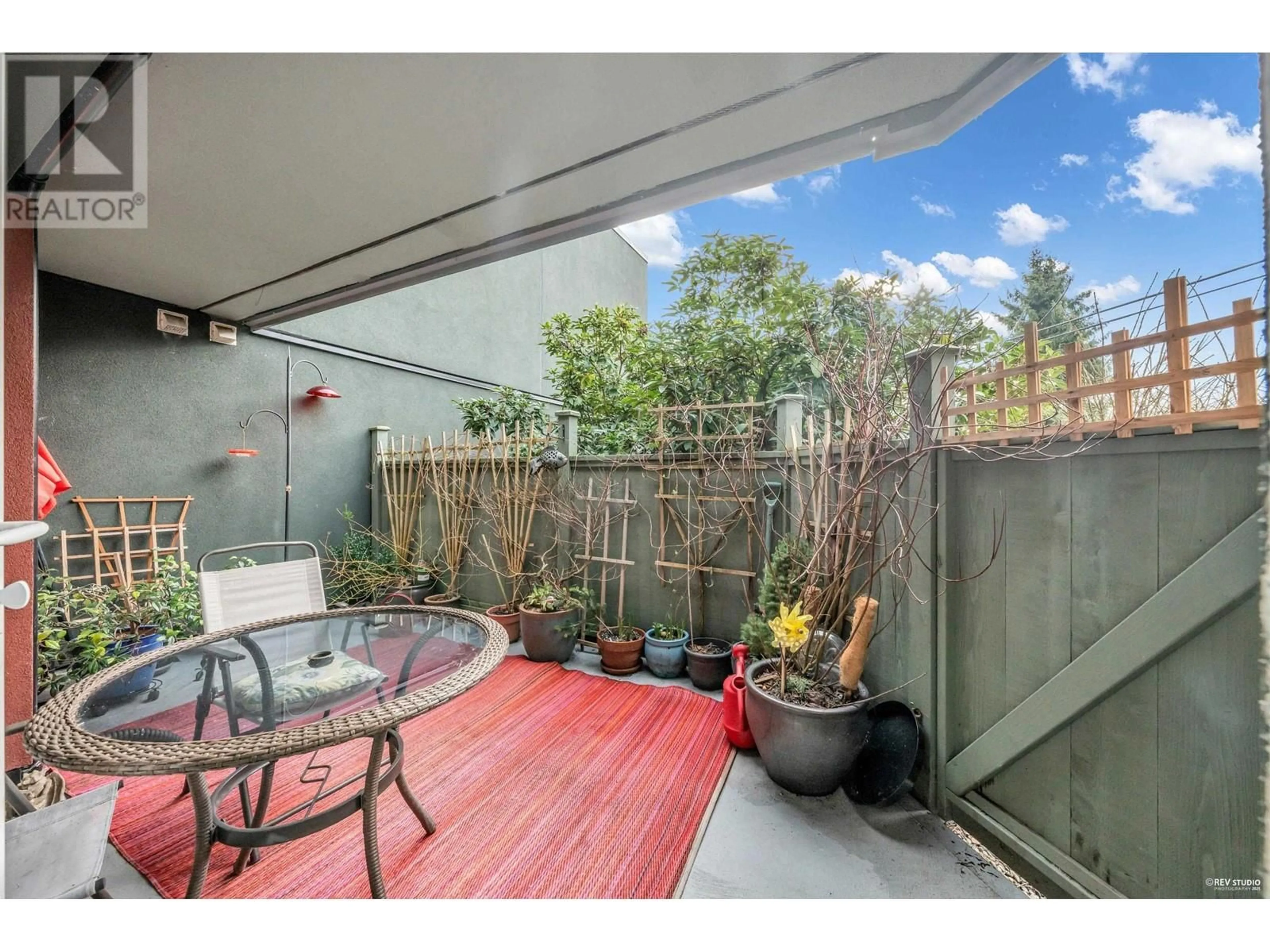 Patio, street for 104 2800 CHESTERFIELD AVENUE, North Vancouver British Columbia V7N4M1