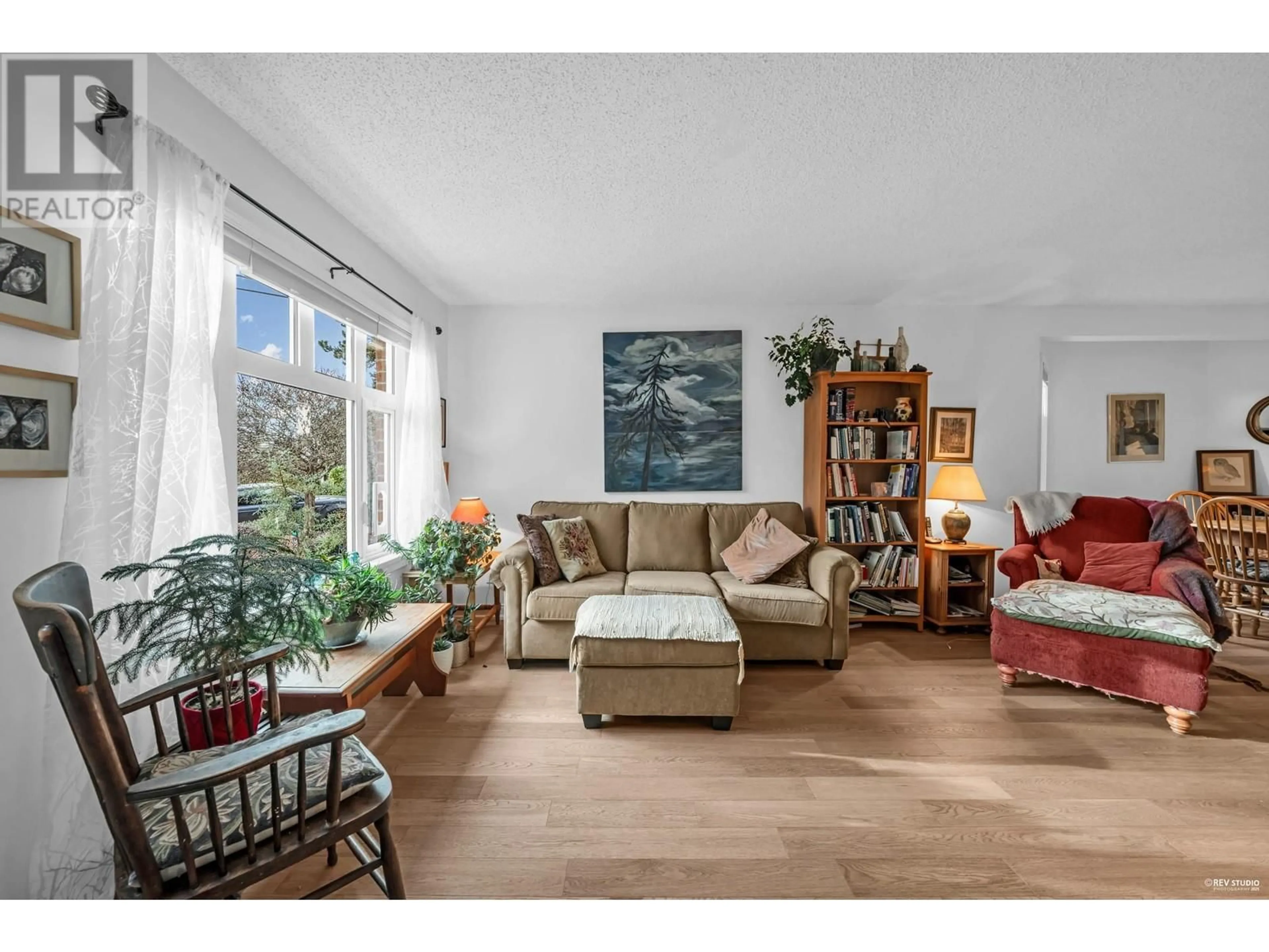 Living room with furniture, unknown for 104 2800 CHESTERFIELD AVENUE, North Vancouver British Columbia V7N4M1