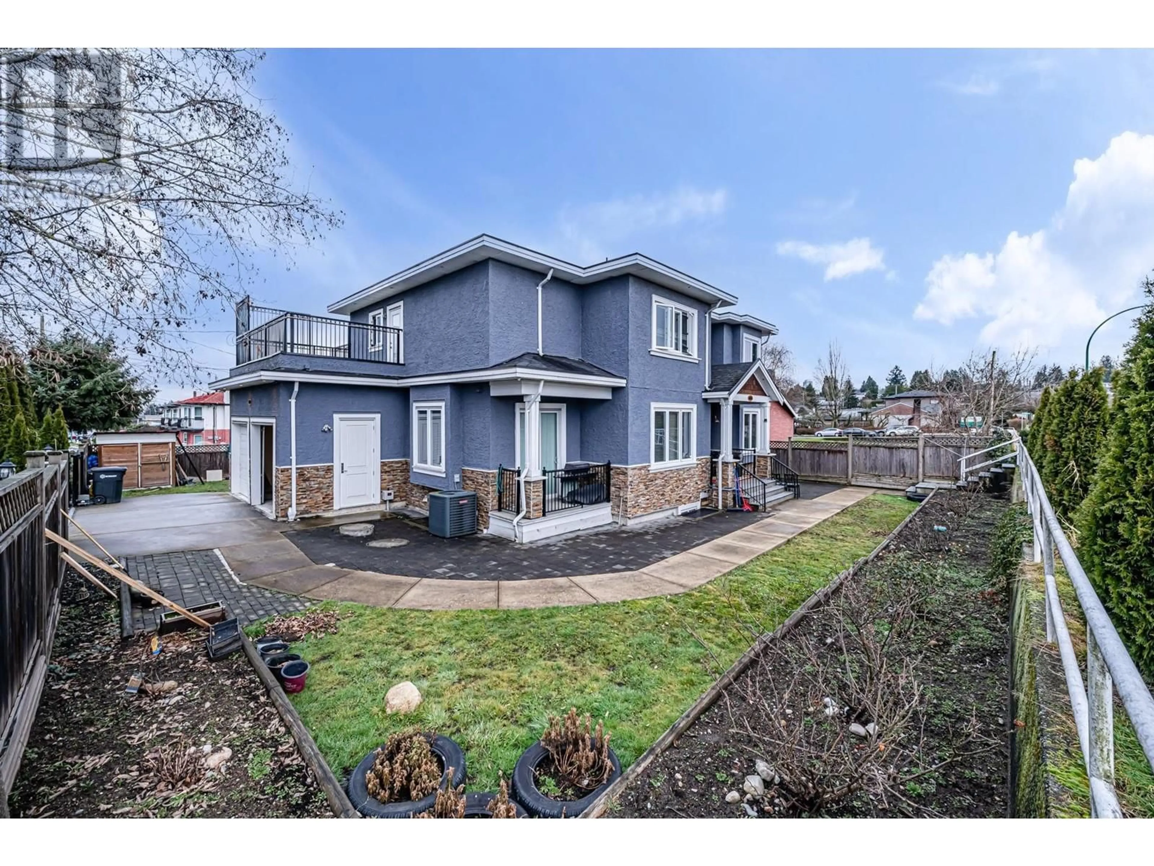 A pic from outside/outdoor area/front of a property/back of a property/a pic from drone, street for 4434 SMITH AVENUE, Burnaby British Columbia V5G2V6