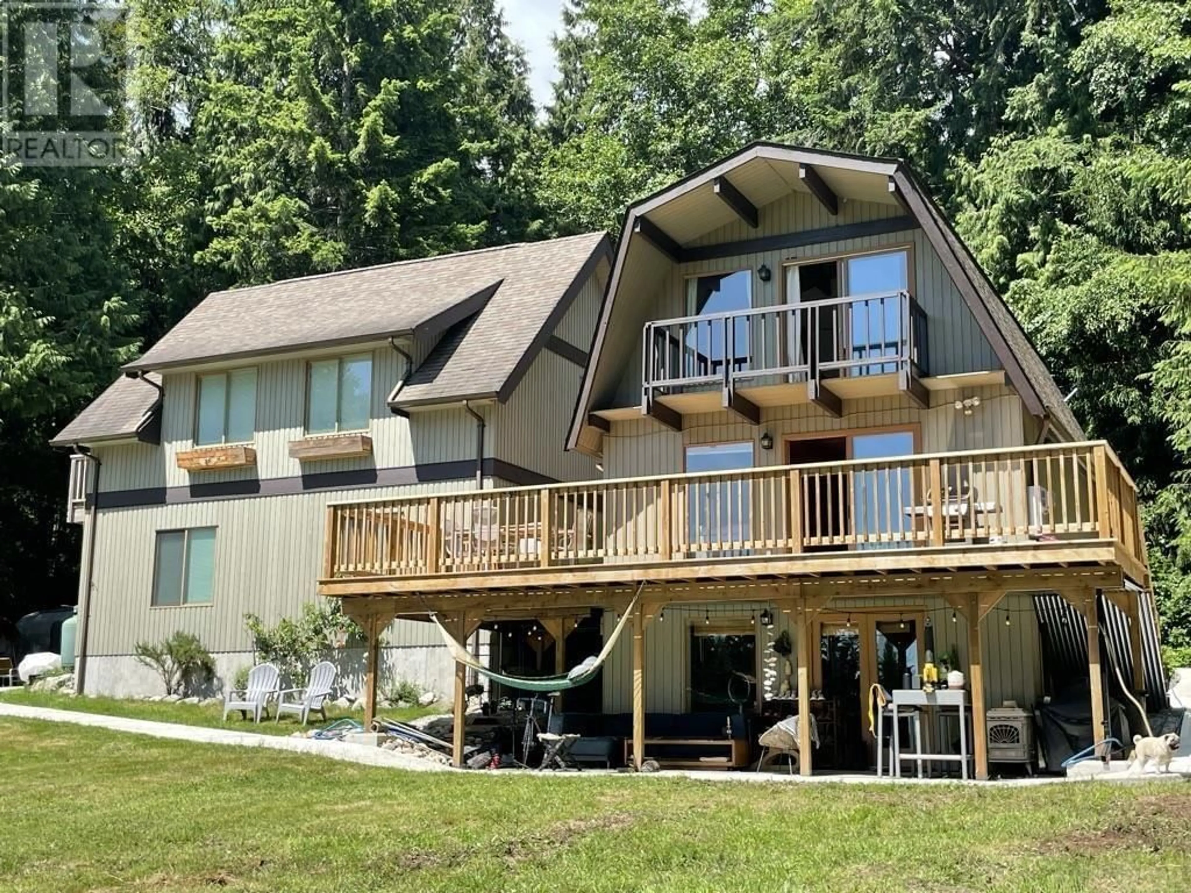 Home with vinyl exterior material, unknown for 2617 SUNSHINE COAST HIGHWAY, Roberts Creek British Columbia V0N2W4