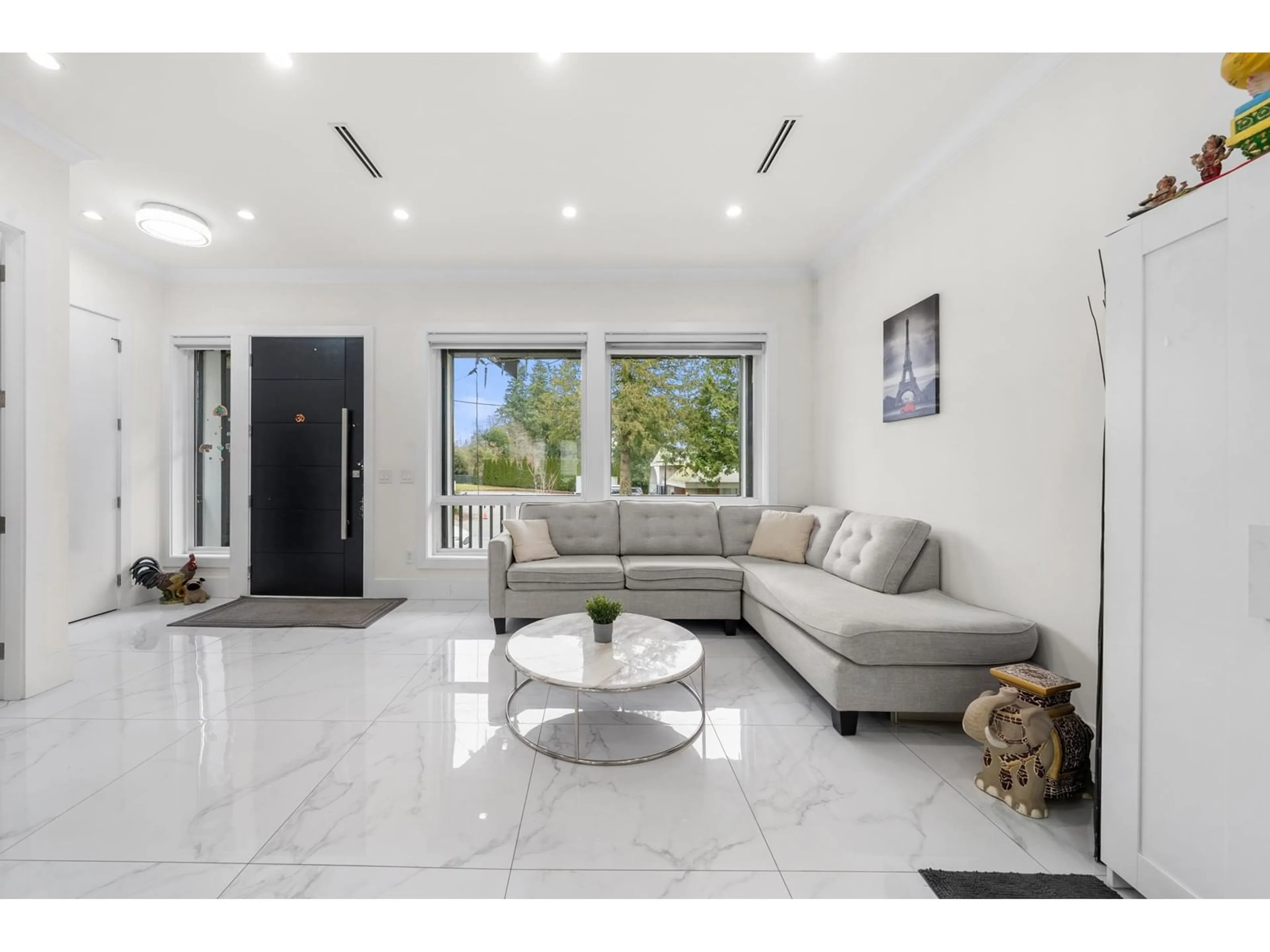 Living room with furniture, ceramic/tile floor for 6021 128A, Surrey British Columbia V3X2L3