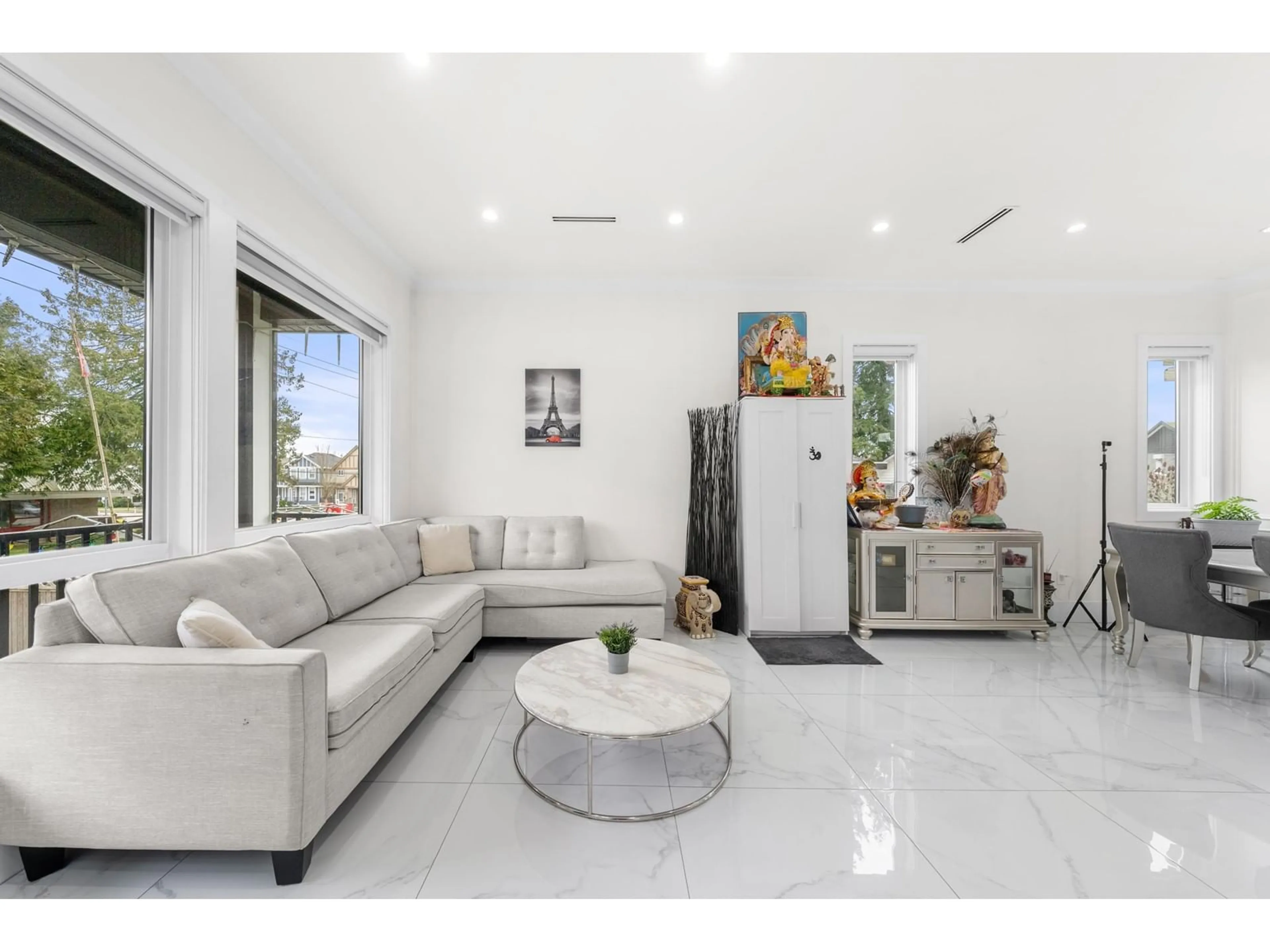 Living room with furniture, ceramic/tile floor for 6021 128A, Surrey British Columbia V3X2L3