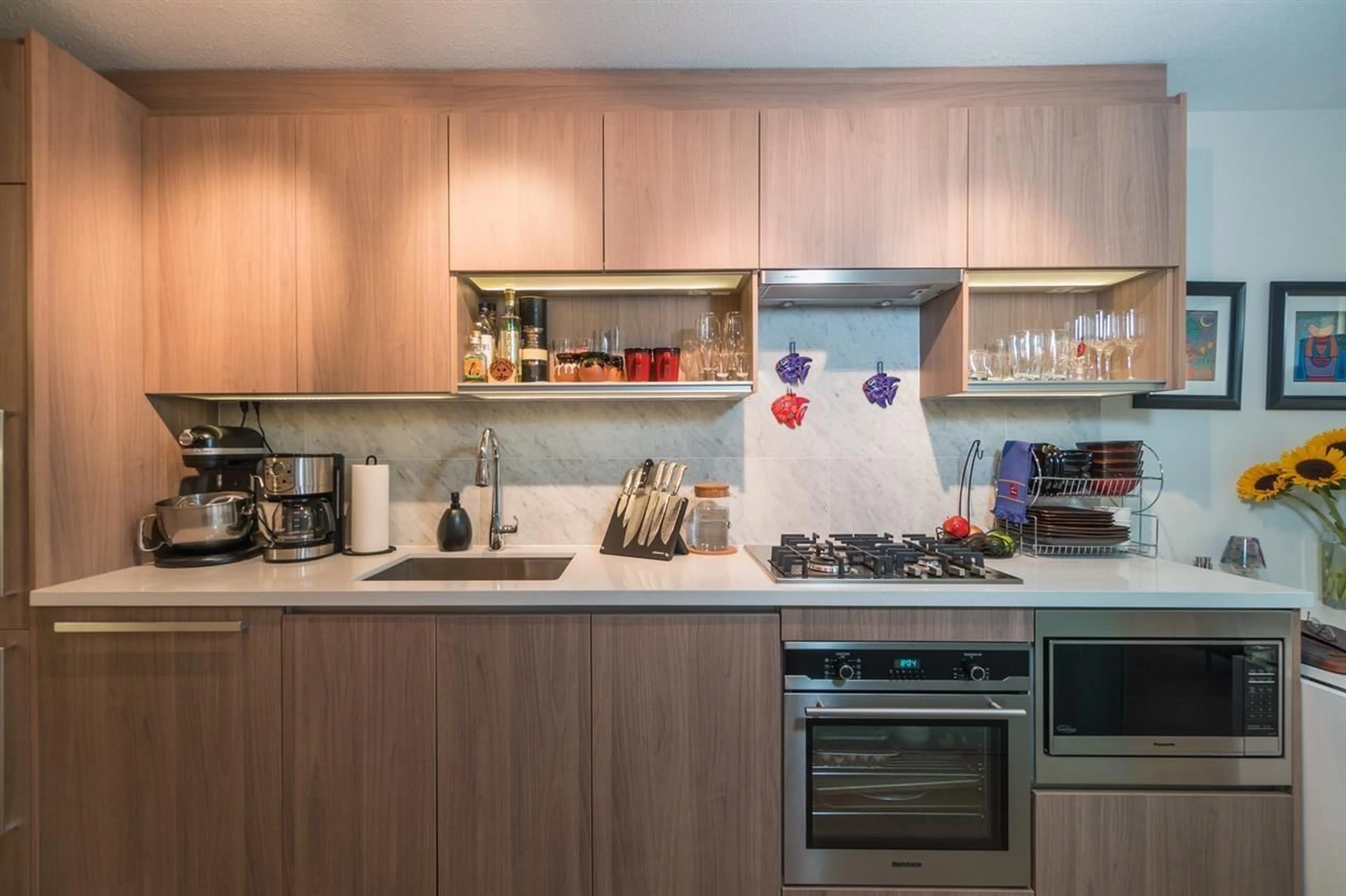 Standard kitchen, wood/laminate floor for 2010 13696 100 AVENUE, Surrey British Columbia V3T0L5