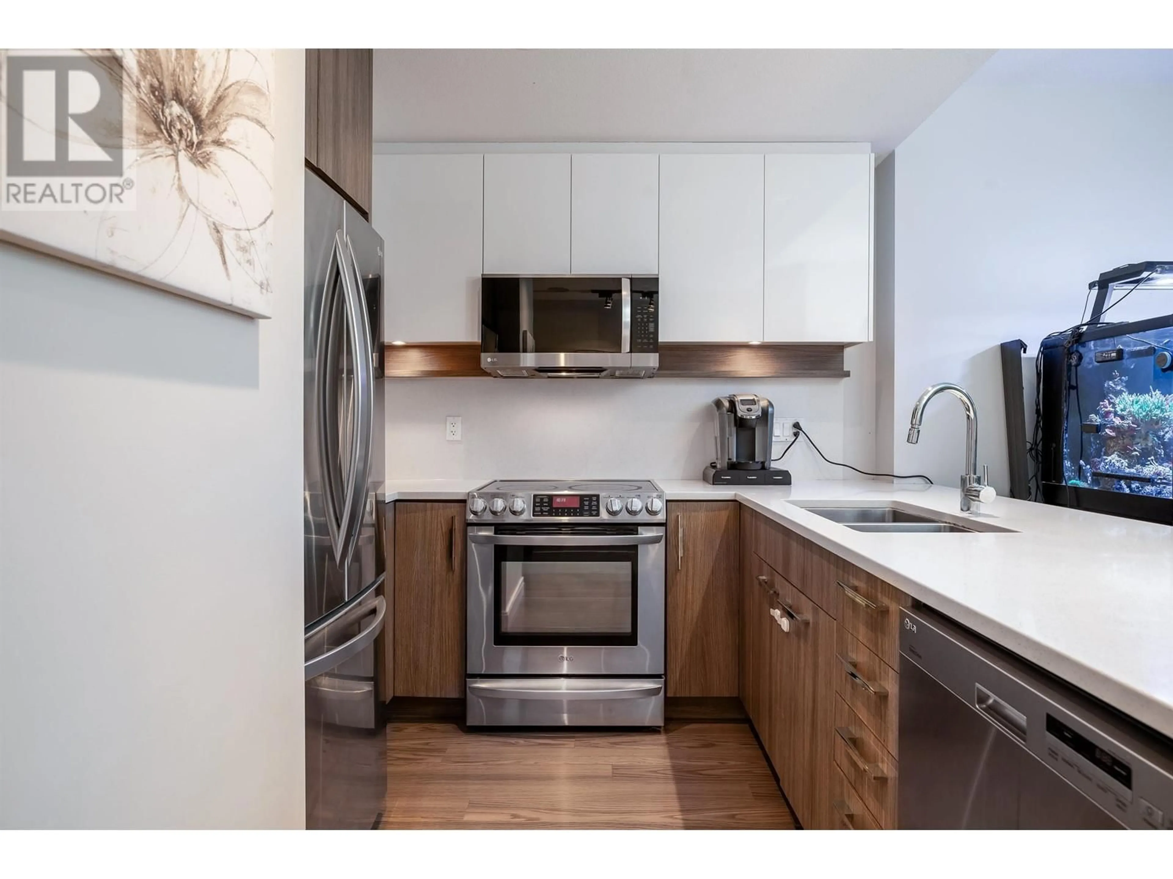 Standard kitchen, wood/laminate floor for 106 958 RIDGEWAY AVENUE, Coquitlam British Columbia V3K0C5