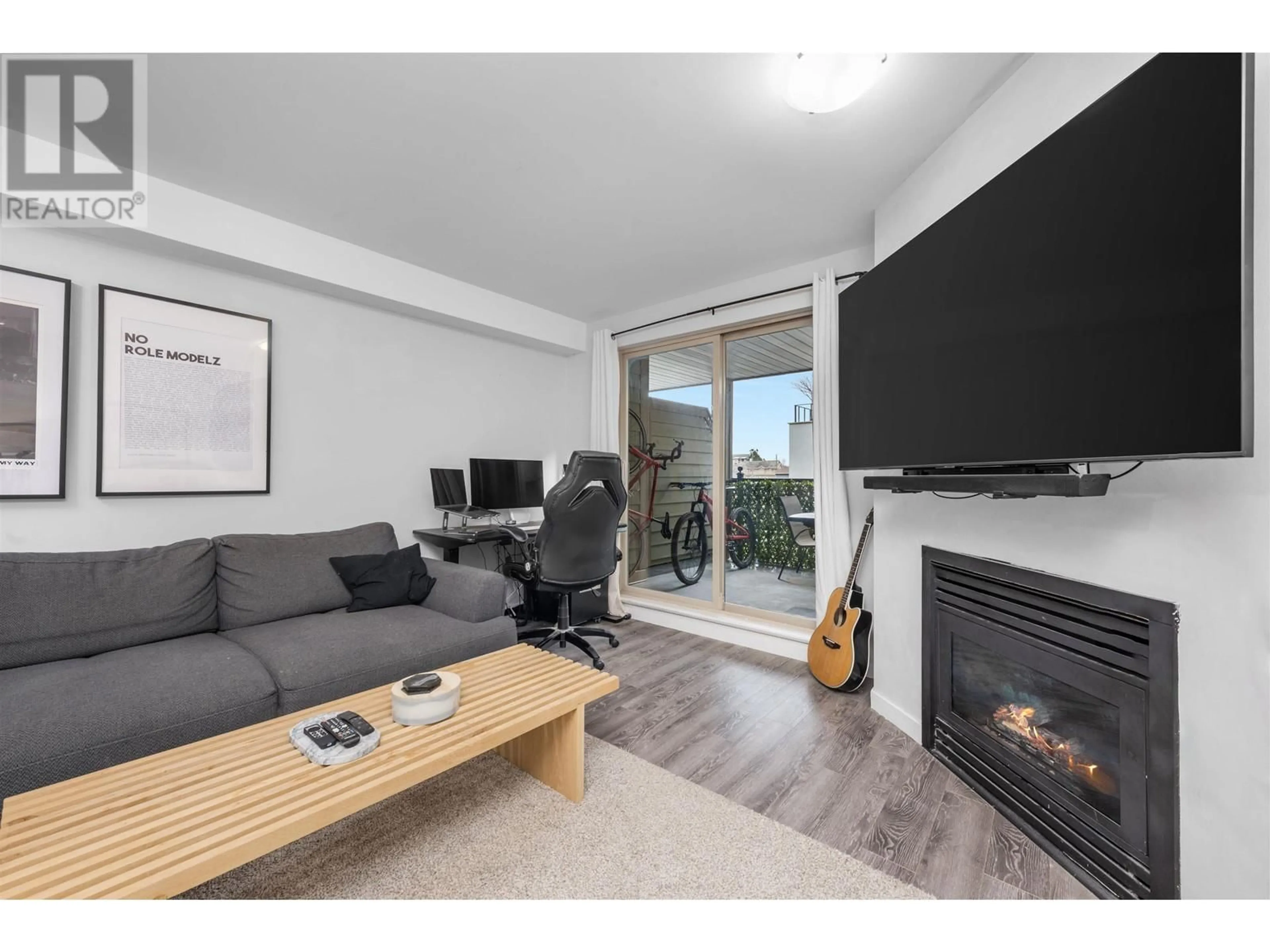 Living room with furniture, wood/laminate floor for 106 - 38003 SECOND AVENUE, Squamish British Columbia V8B0C4