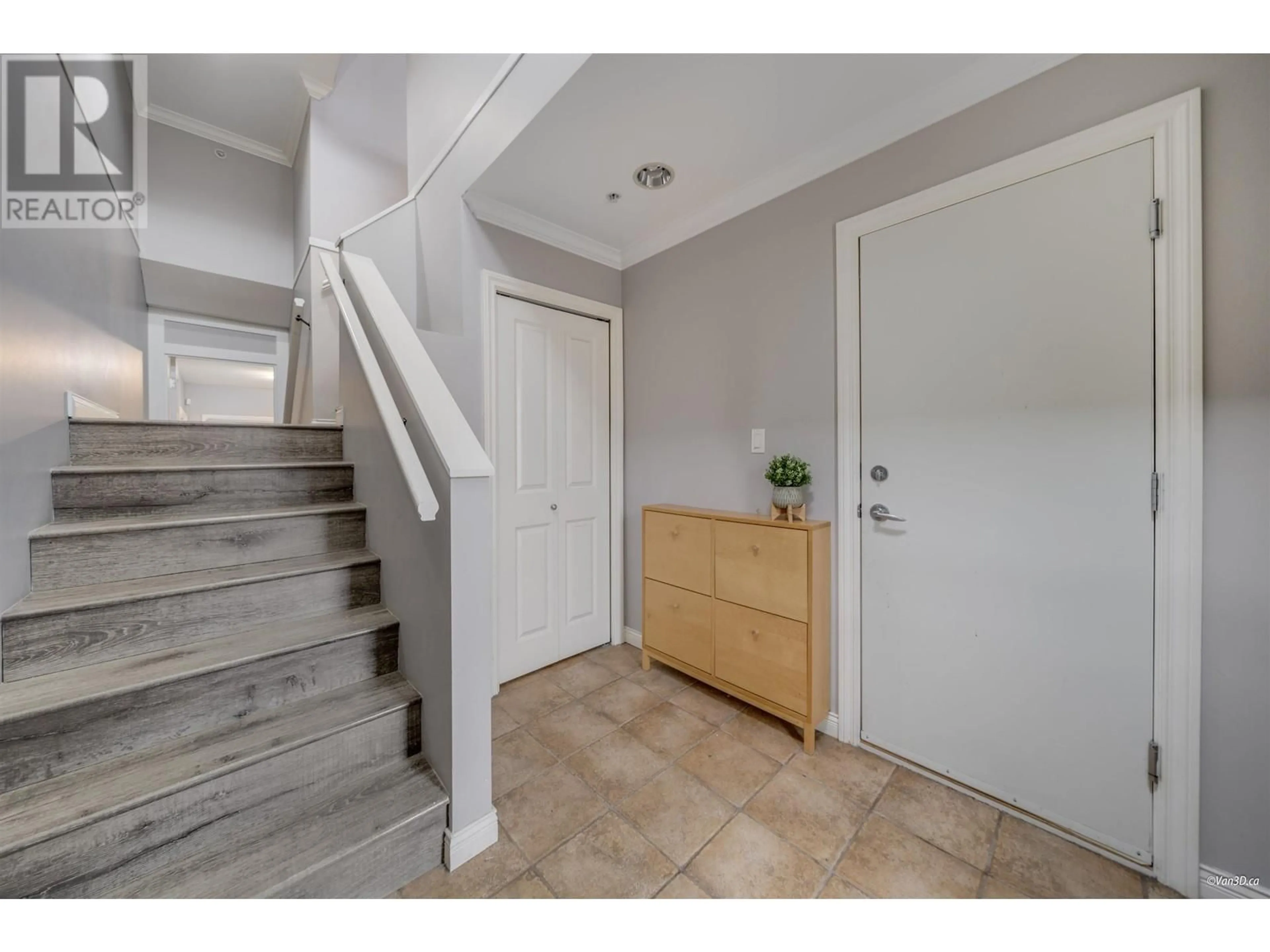 Indoor entryway for 1 2039 CLARKE STREET, Port Moody British Columbia V3H1Y3