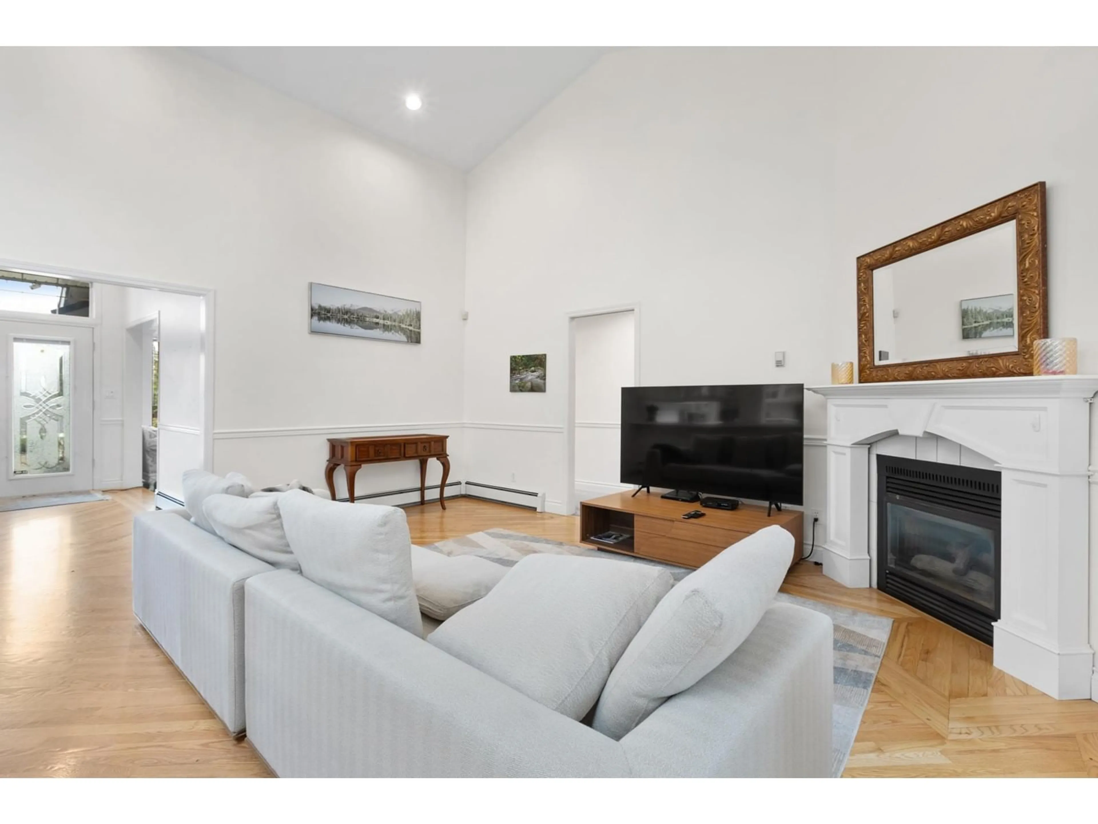 Living room with furniture, unknown for 15186 73B, Surrey British Columbia V3S8B7