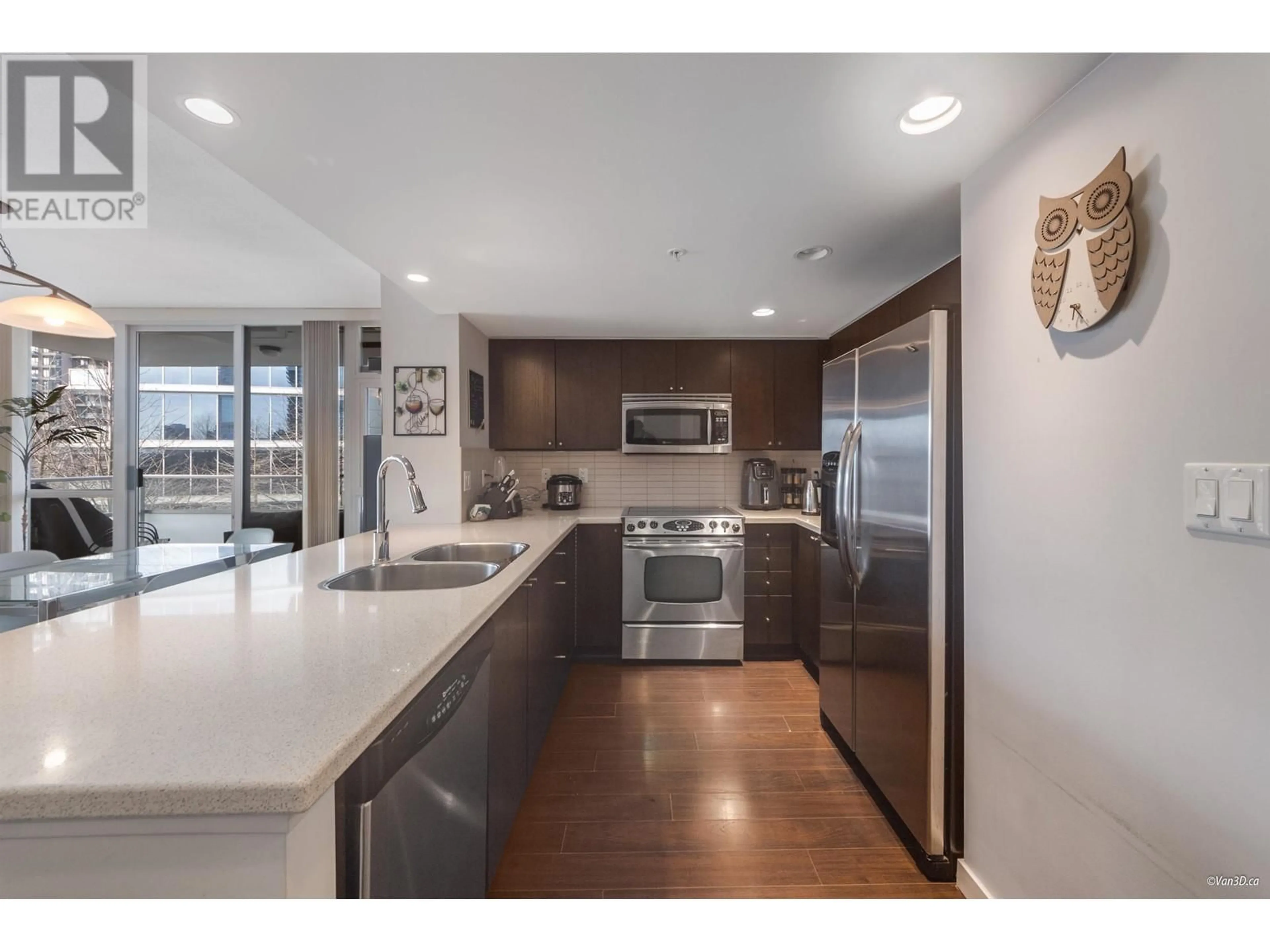 Open concept kitchen, ceramic/tile floor for 405 - 4400 BUCHANAN STREET, Burnaby British Columbia V5C0E3