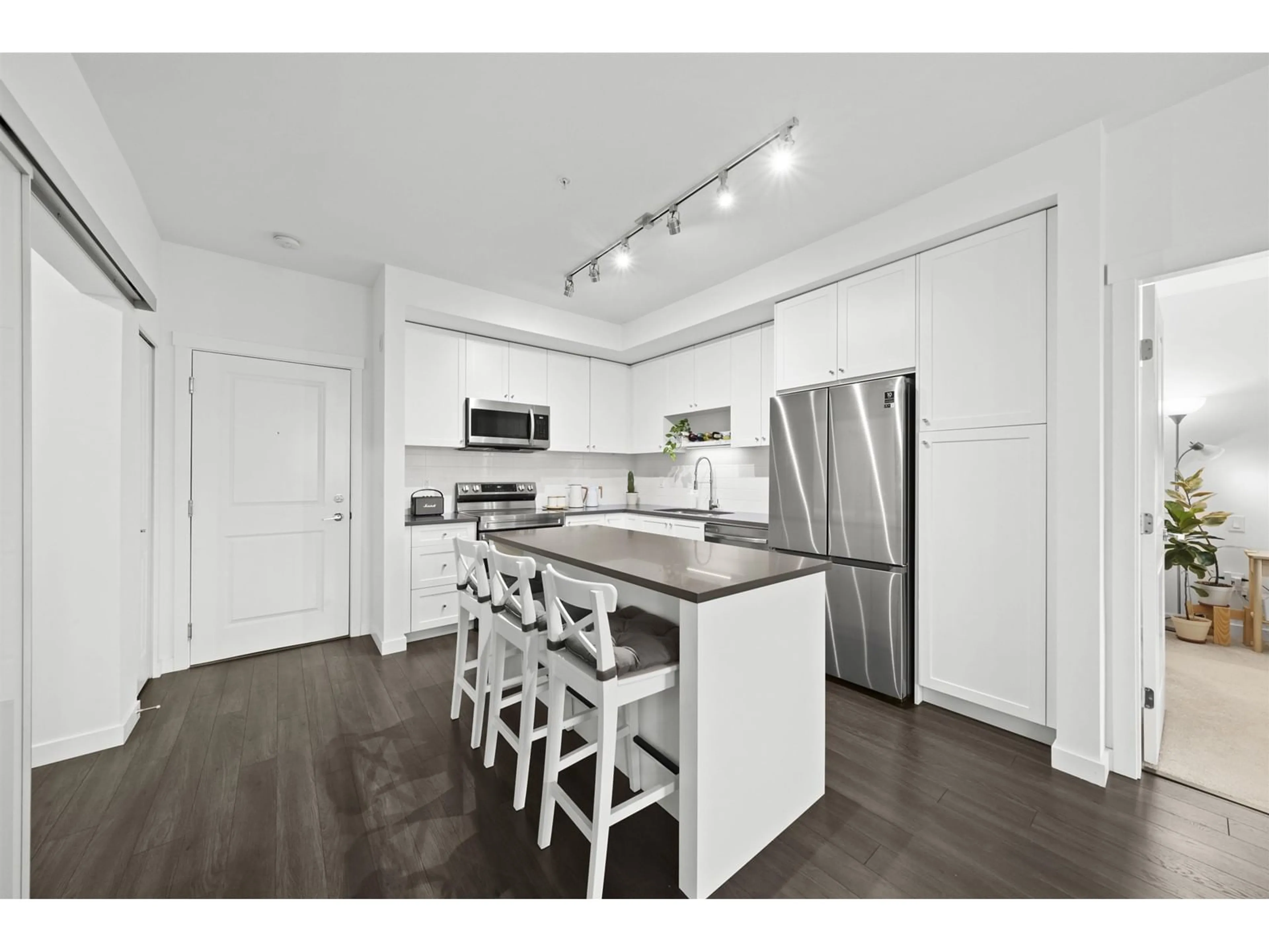 Open concept kitchen, unknown for 405 13623 81A AVENUE, Surrey British Columbia V3W3N7