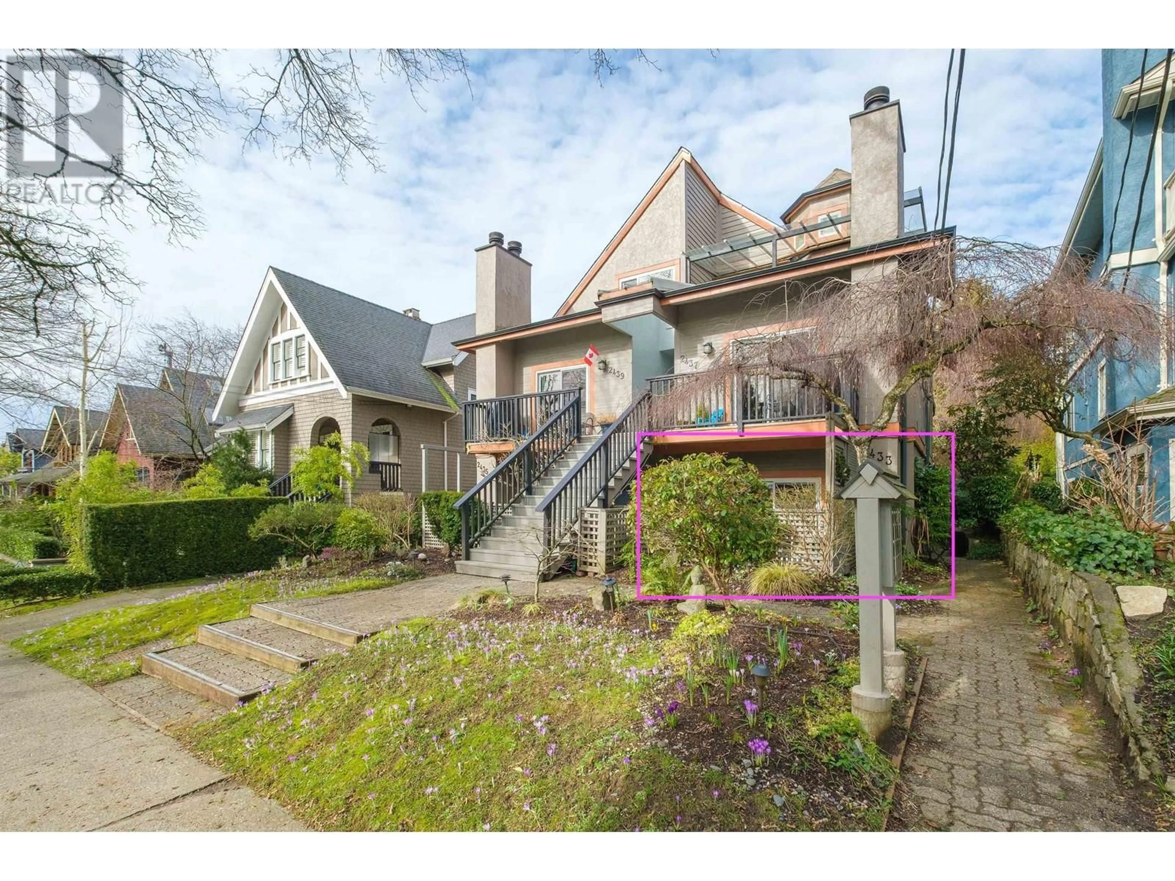 A pic from outside/outdoor area/front of a property/back of a property/a pic from drone, street for 2433 W 6TH AVENUE, Vancouver British Columbia V6K1W2