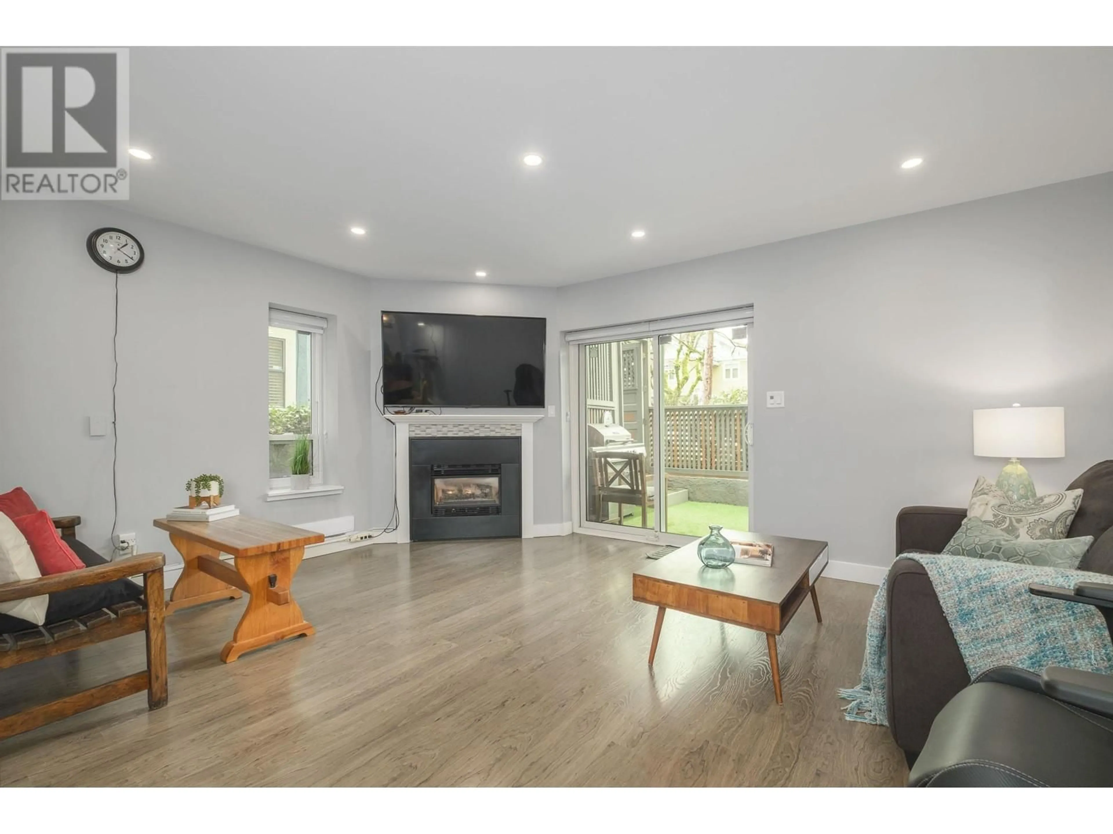 Living room with furniture, wood/laminate floor for 2433 W 6TH AVENUE, Vancouver British Columbia V6K1W2