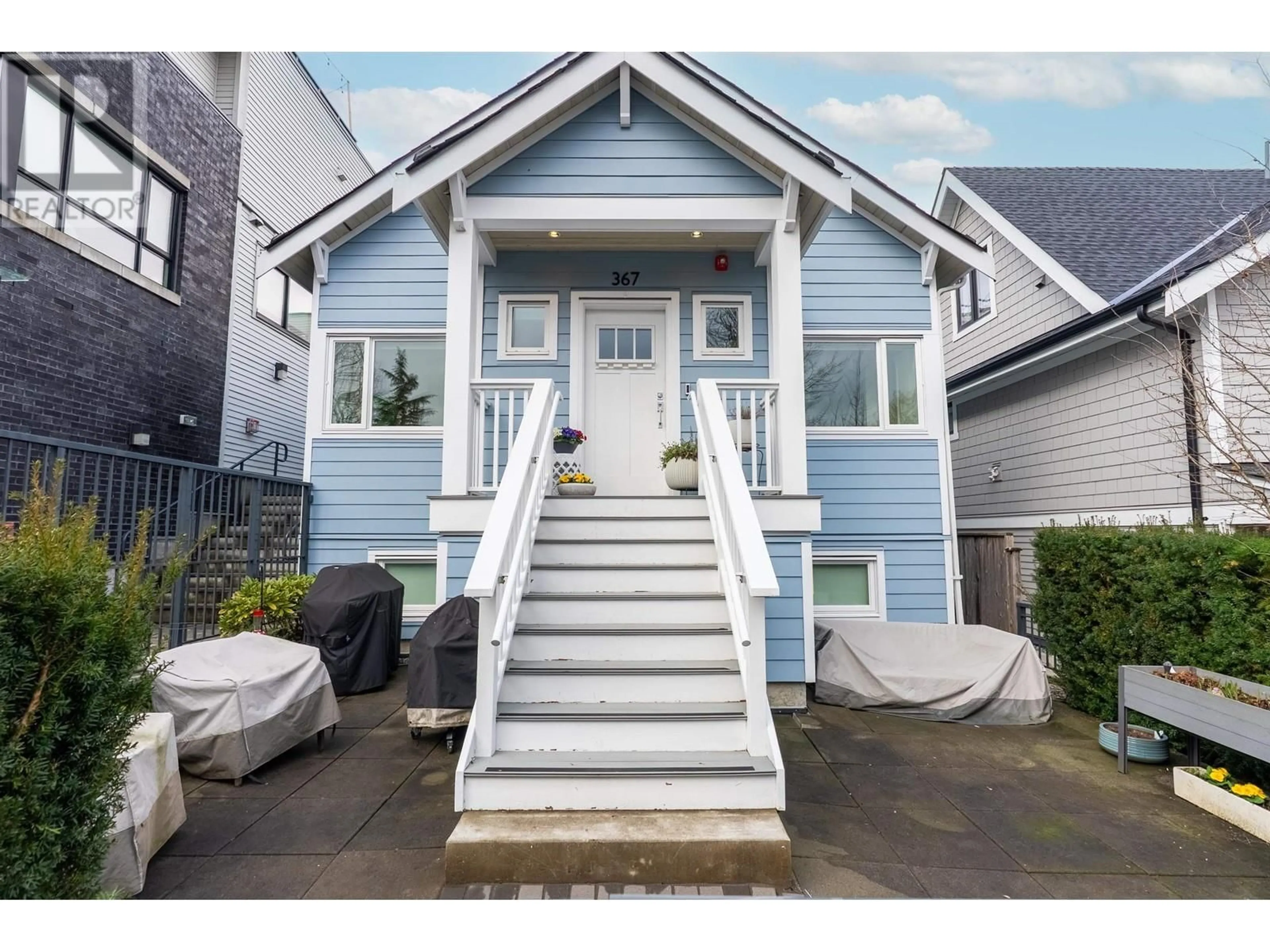 Home with vinyl exterior material, street for 367 E 16TH AVENUE, Vancouver British Columbia V5T2T7