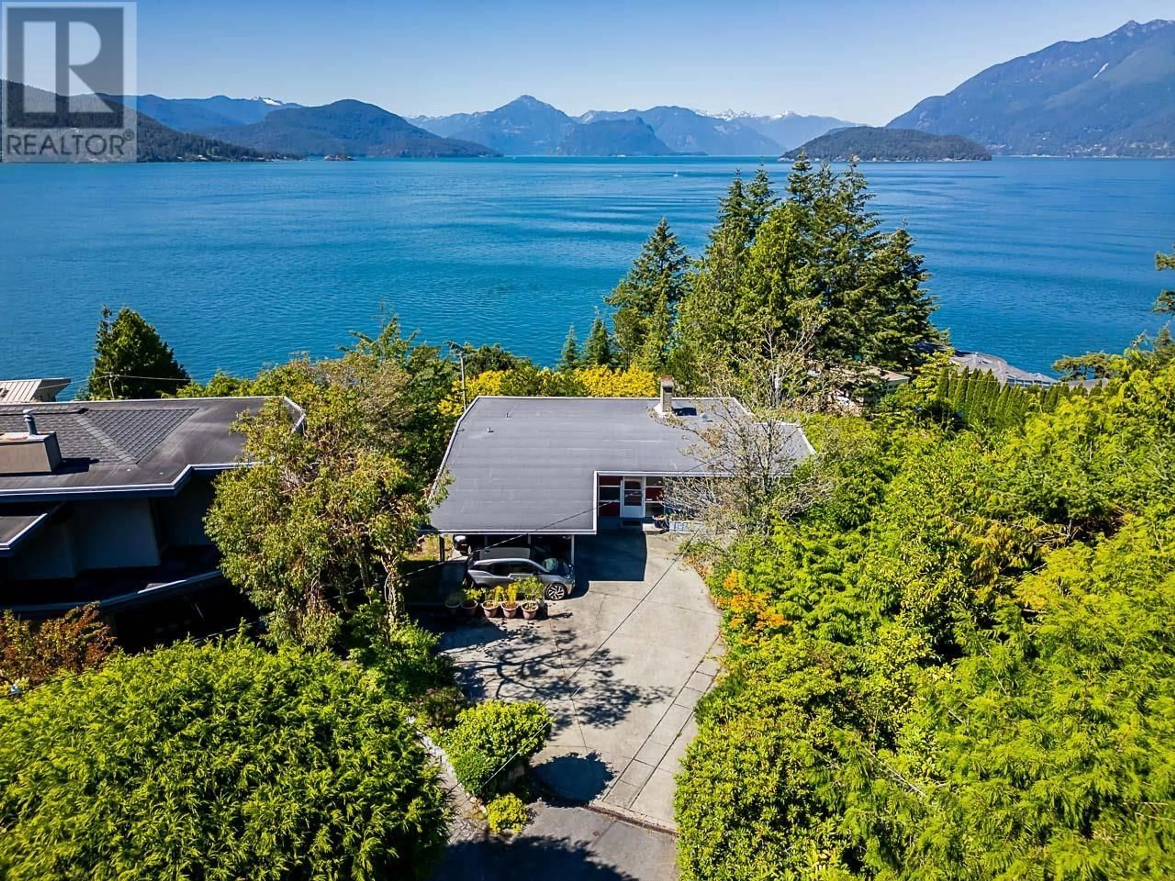 A pic from outside/outdoor area/front of a property/back of a property/a pic from drone, water/lake/river/ocean view for 6935 HYCROFT ROAD, West Vancouver British Columbia V7W2K6