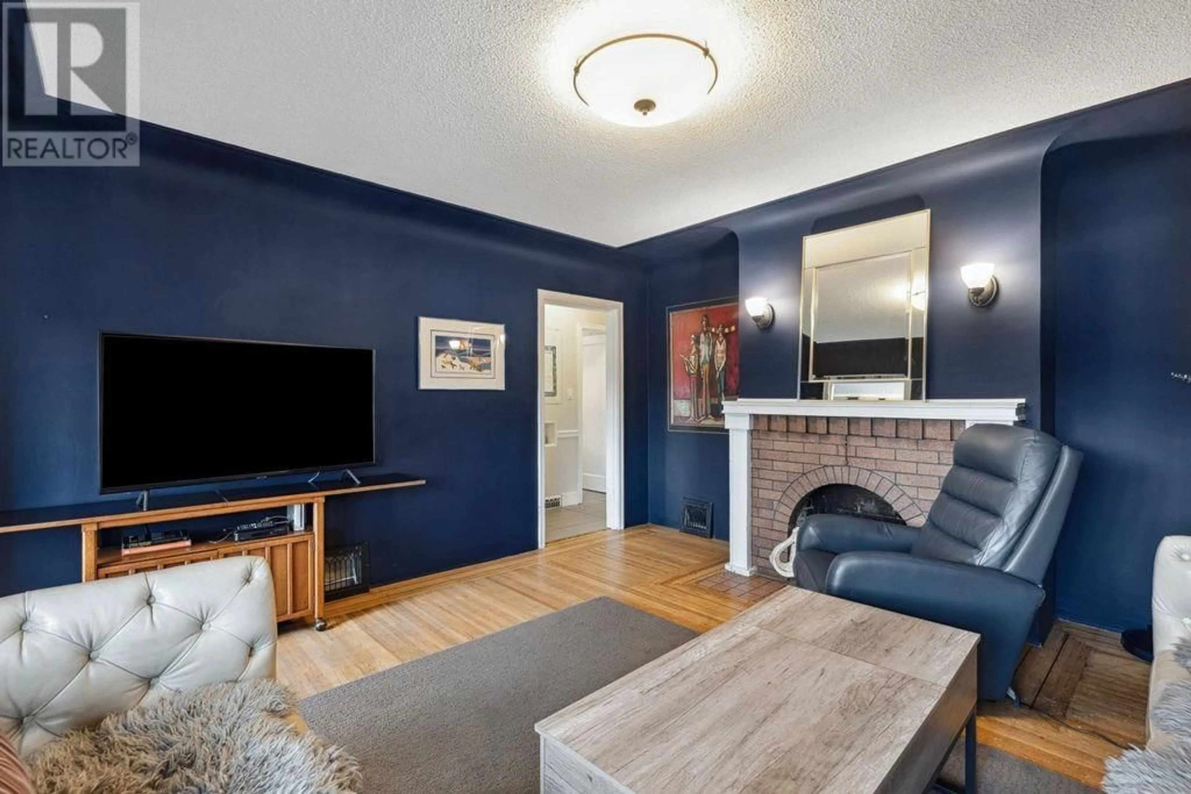 Living room with furniture, wood/laminate floor for 3341 E GEORGIA STREET, Vancouver British Columbia V5K2L5