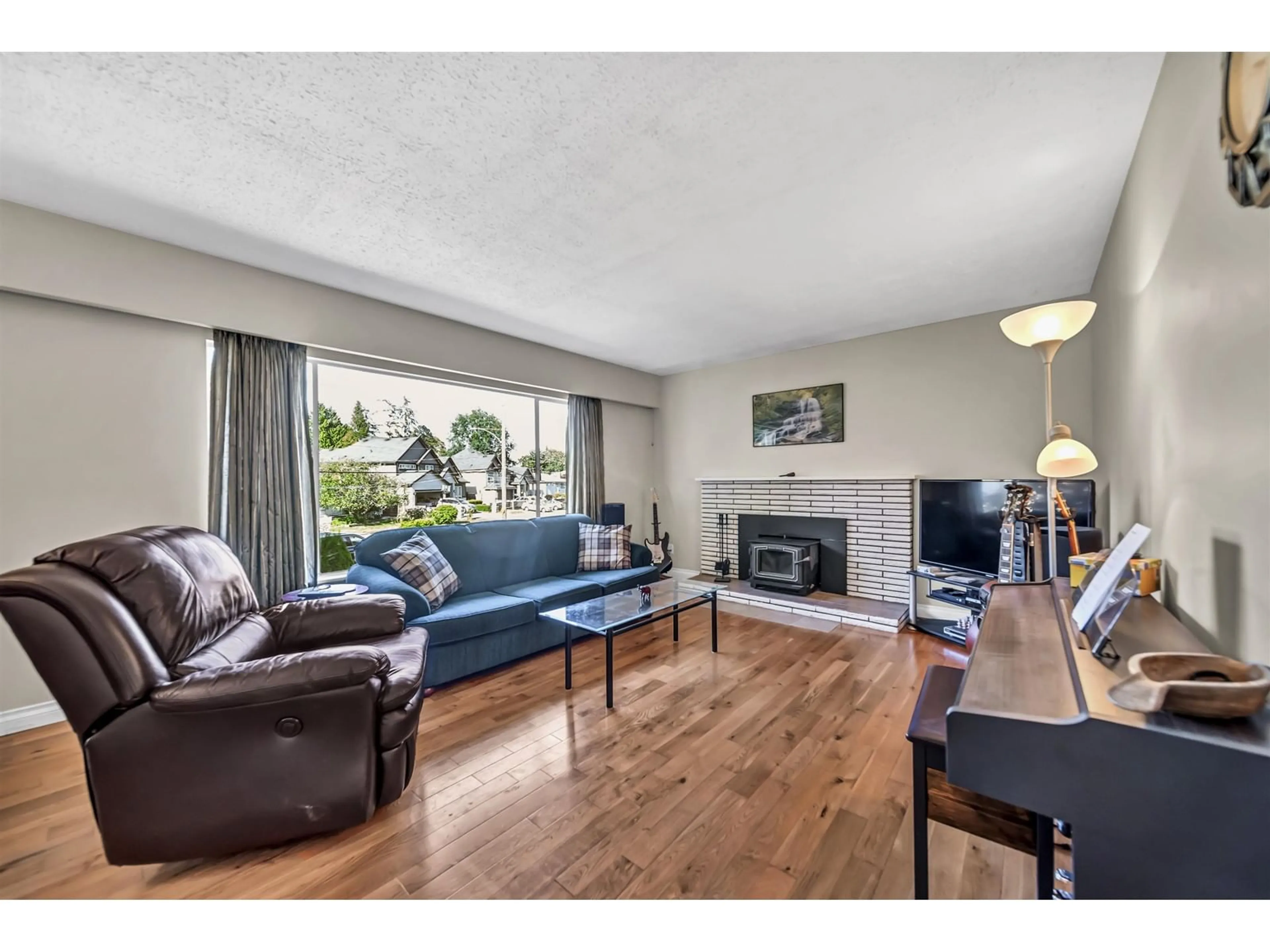 Living room with furniture, wood/laminate floor for 12448 97B, Surrey British Columbia V3V2H8