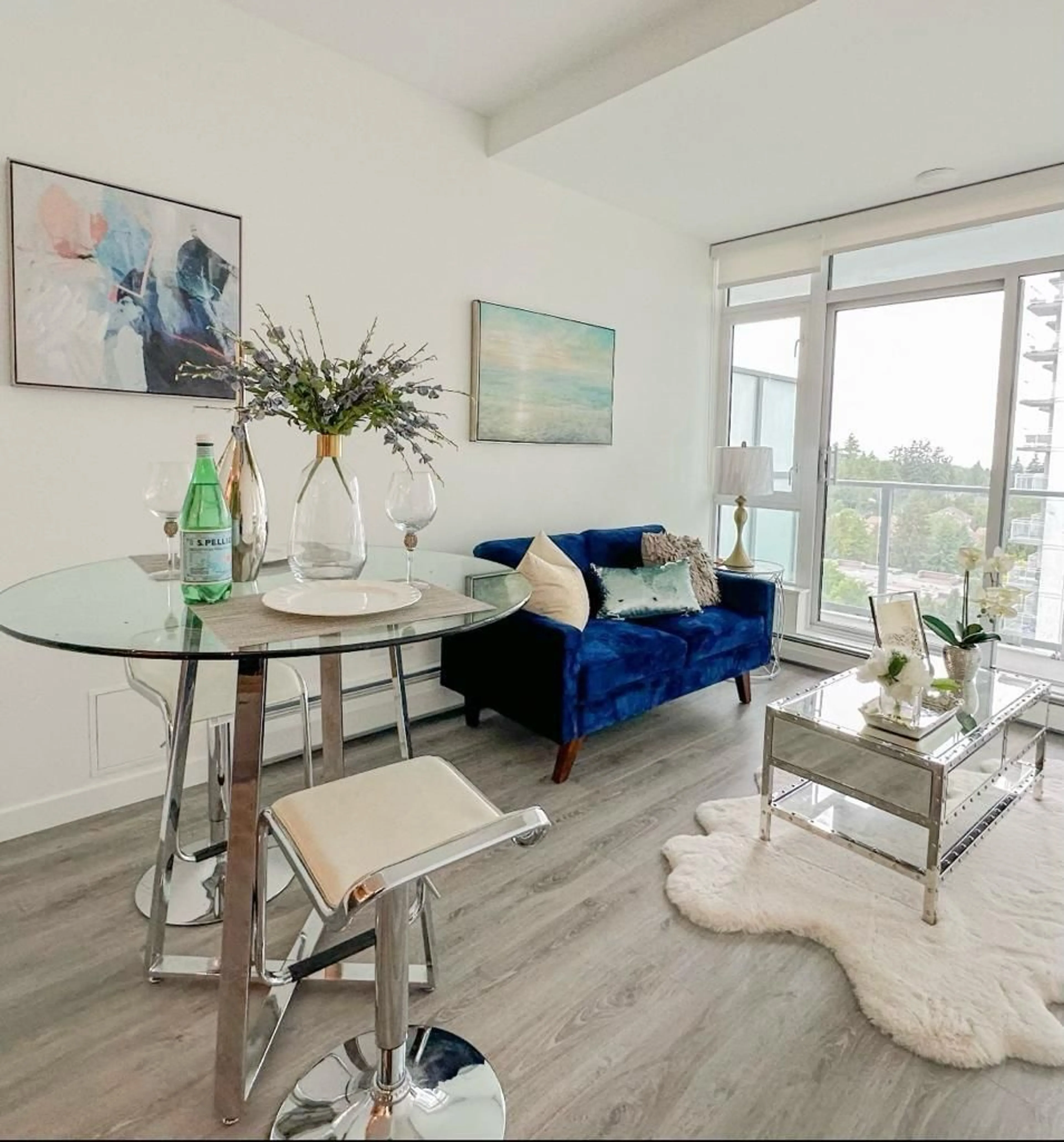 Living room with furniture, wood/laminate floor for 614 - 13350 CENTRAL, Surrey British Columbia V3T0S1