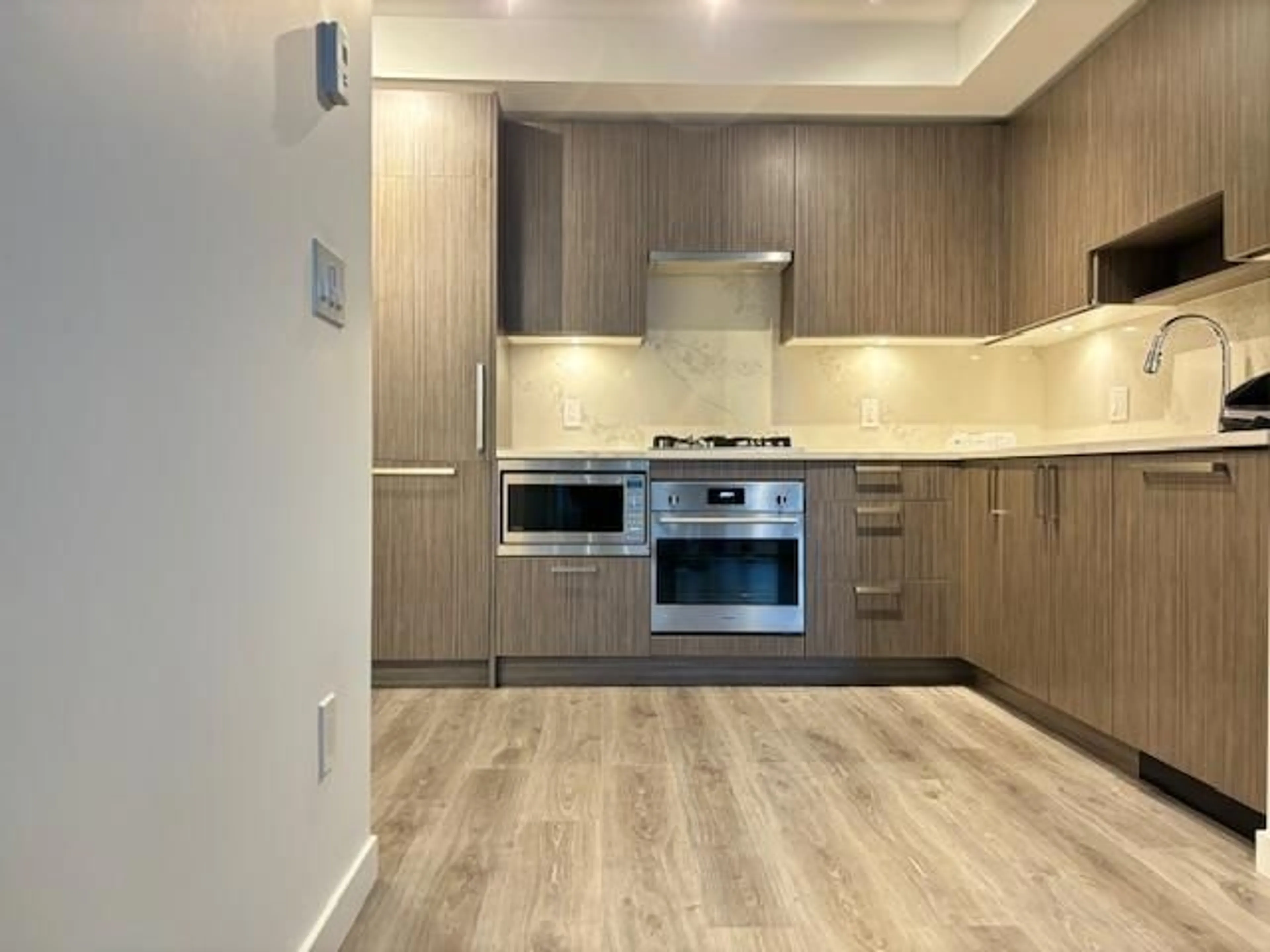 Standard kitchen, wood/laminate floor for 614 13350 CENTRAL AVENUE, Surrey British Columbia V3T0S1