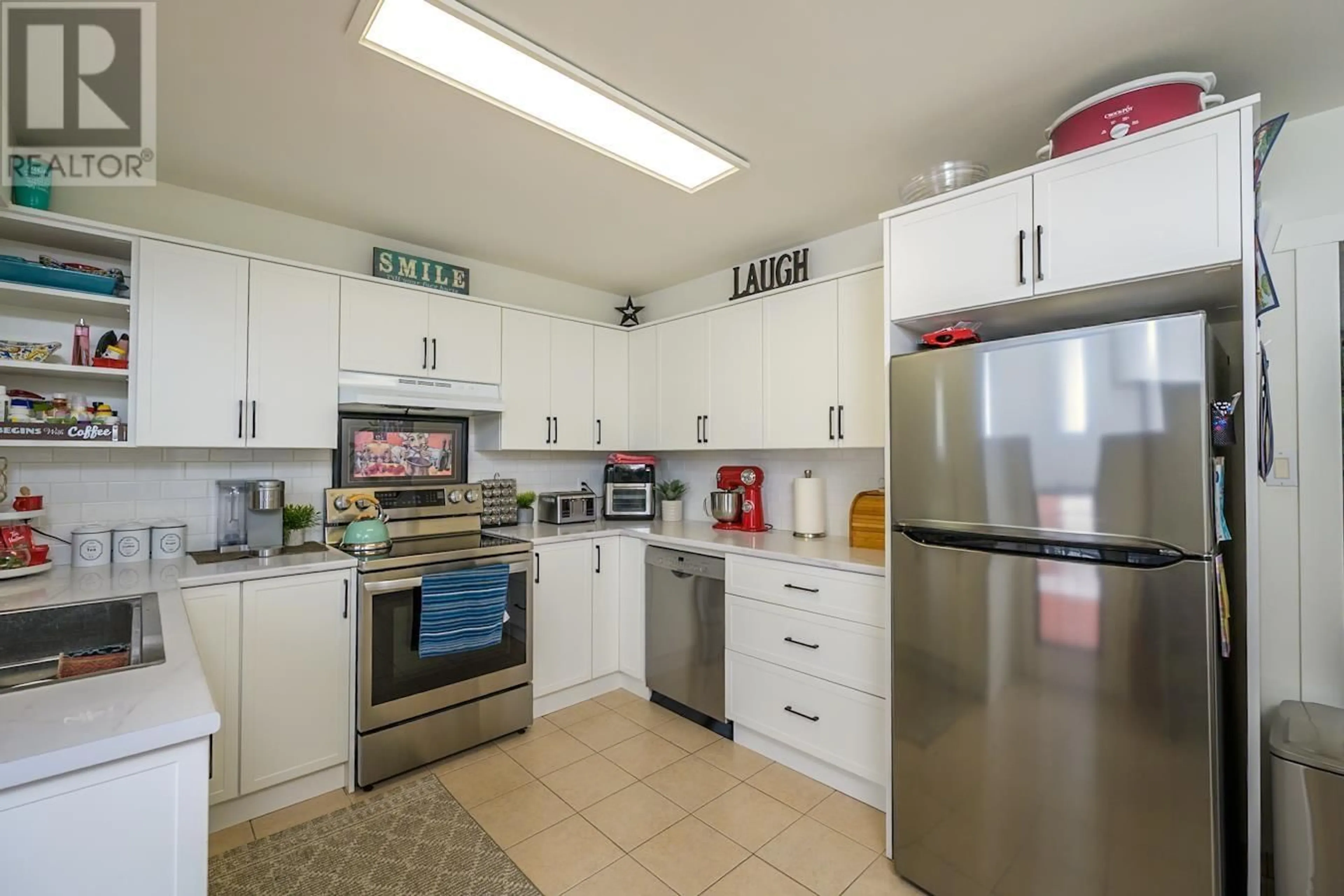 Standard kitchen, ceramic/tile floor for 154 N QUINN STREET, Prince George British Columbia V2M3J4