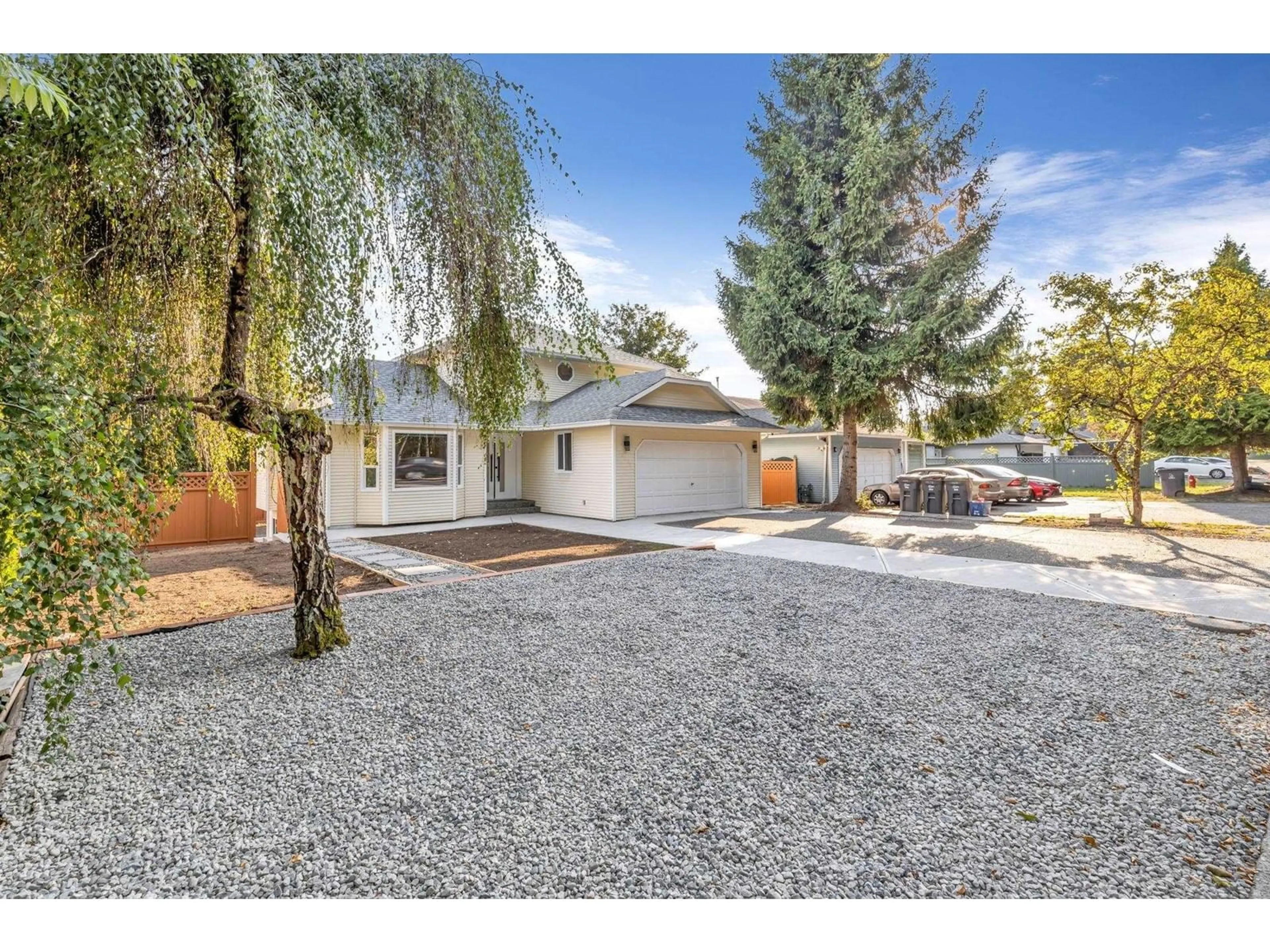 A pic from outside/outdoor area/front of a property/back of a property/a pic from drone, street for 14278 HYLAND ROAD, Surrey British Columbia V3W2C5