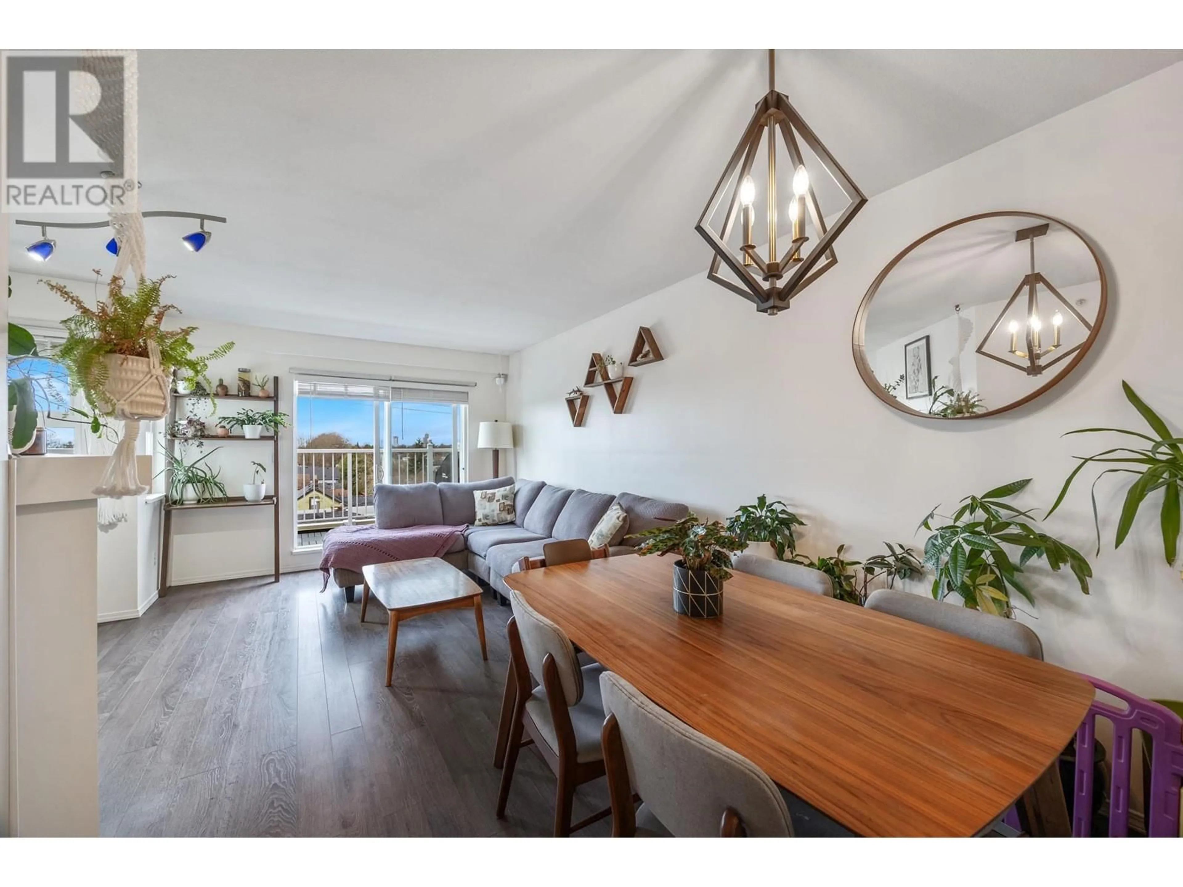 Dining room, wood/laminate floor for PH8 1988 E 49TH AVENUE, Vancouver British Columbia V5P1T3