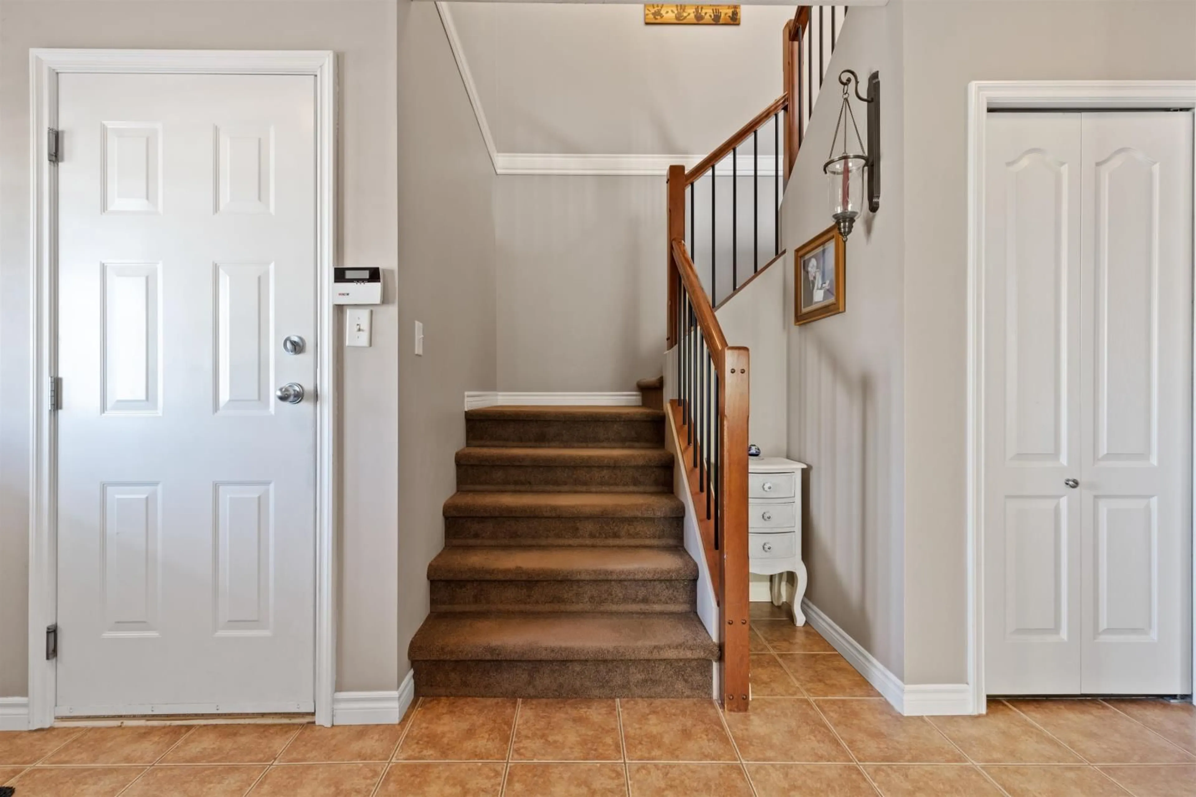 Indoor foyer for 46472 FETTERLY PLACE|Promontory, Chilliwack British Columbia V2R5V3