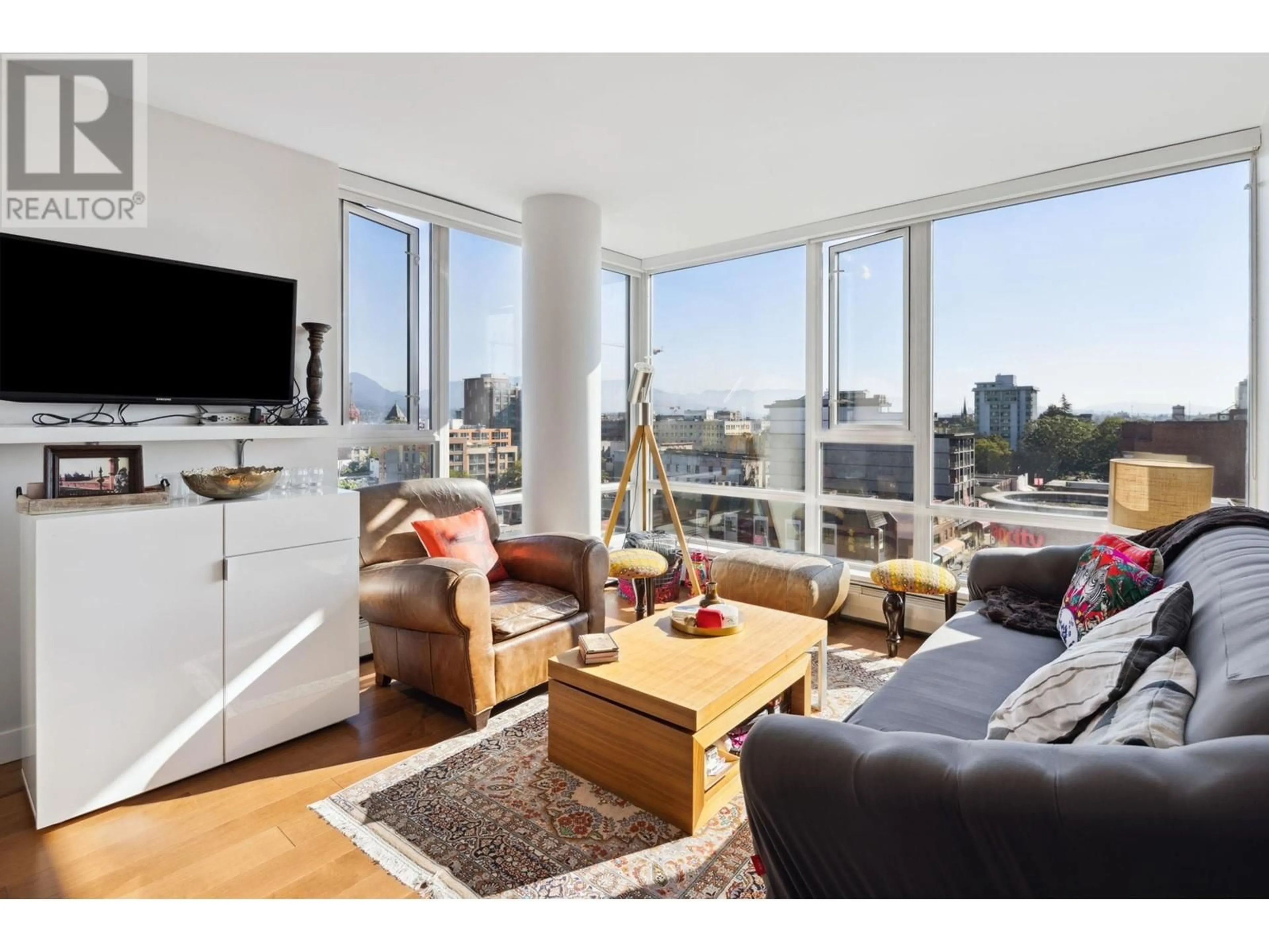 Living room with furniture, wood/laminate floor for 1507 188 KEEFER STREET, Vancouver British Columbia V6A0E3