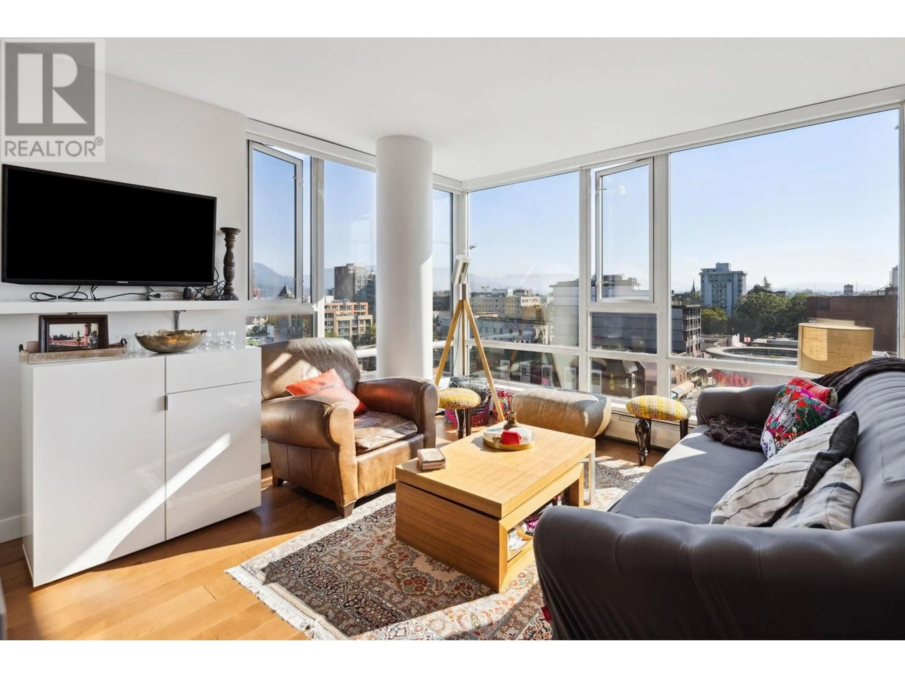 Living room with furniture, wood/laminate floor for 1507 188 KEEFER STREET, Vancouver British Columbia V6A0E3