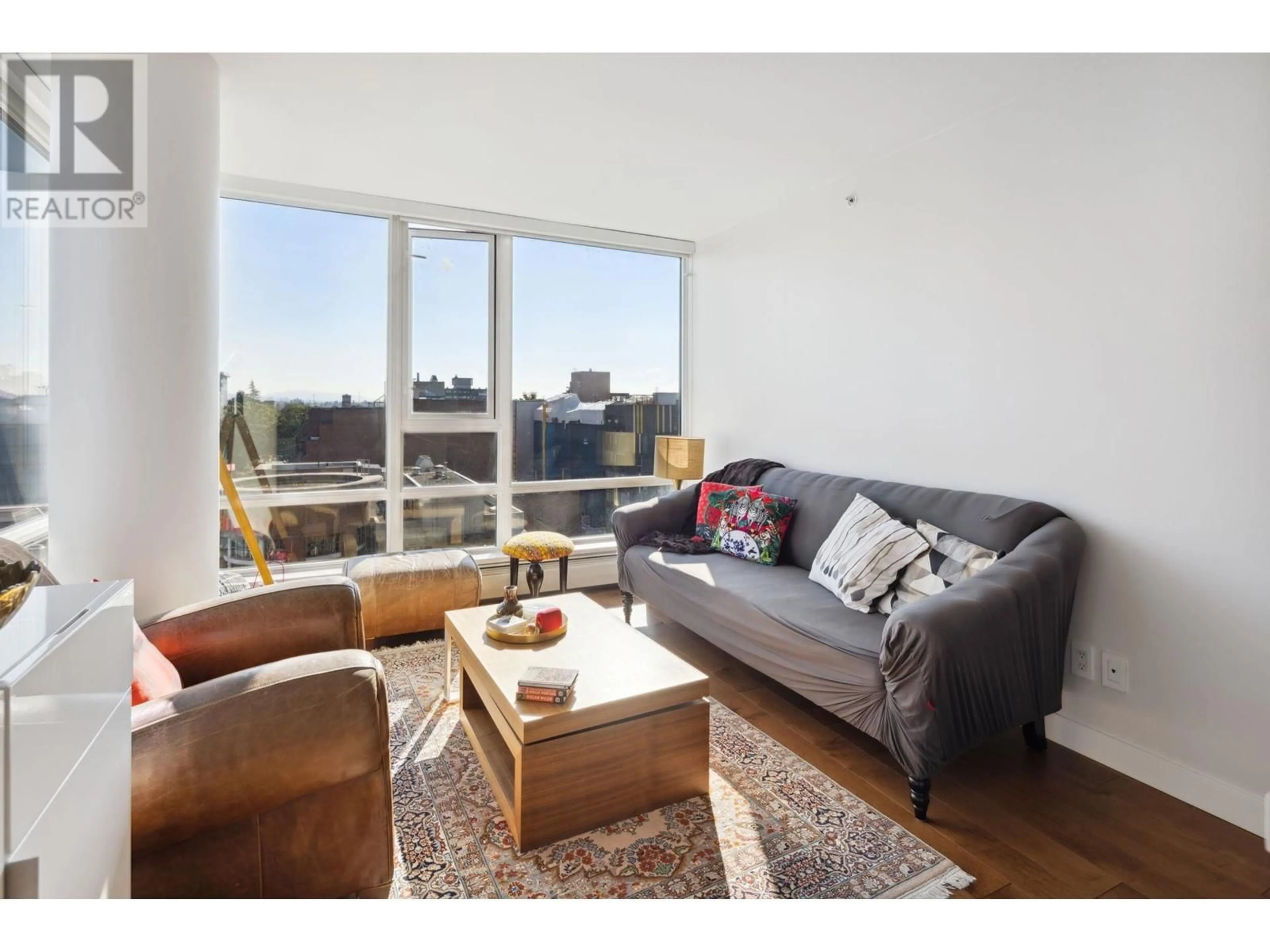 Living room with furniture, wood/laminate floor for 1507 188 KEEFER STREET, Vancouver British Columbia V6A0E3